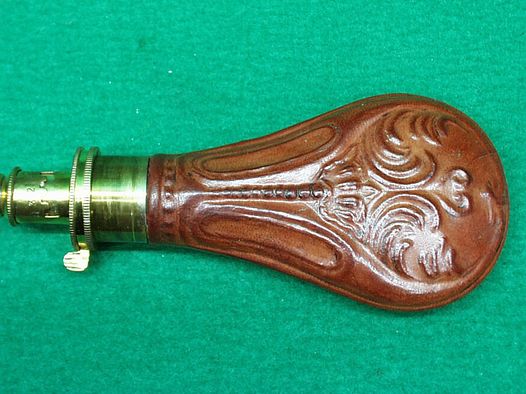 Indien	 Pulverflasche, Leder (Muschel)