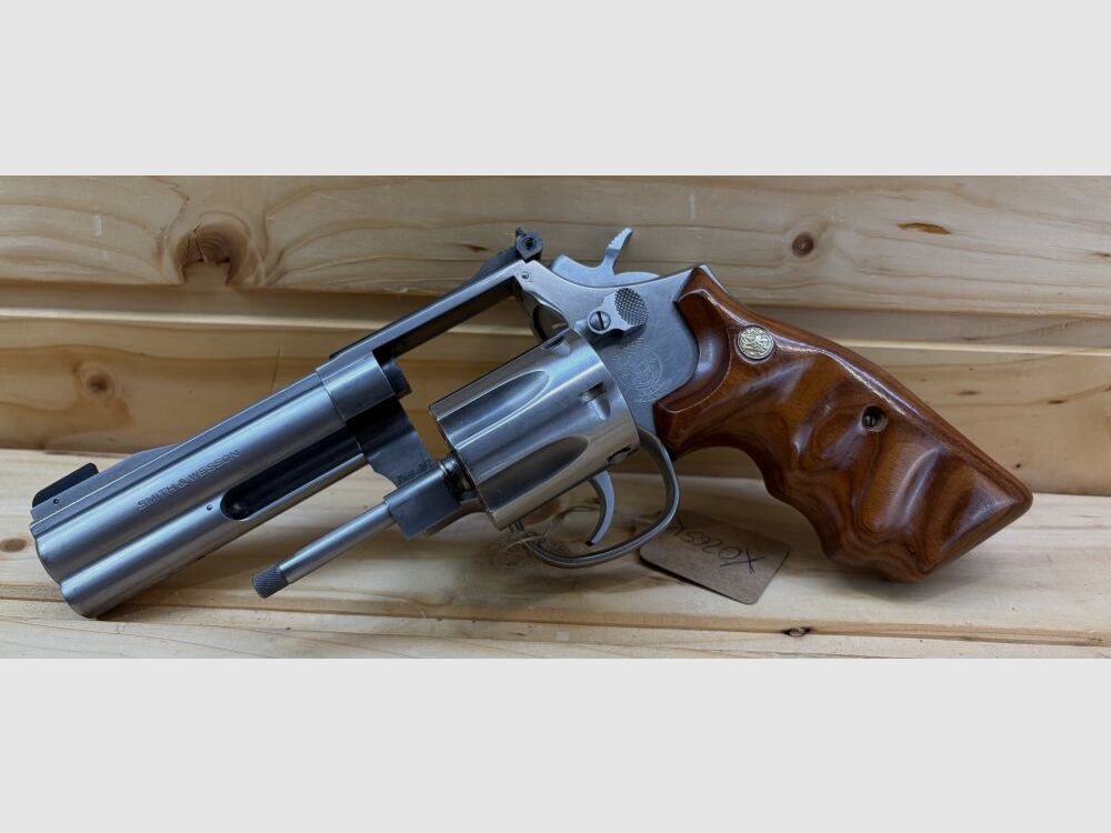 Smith & Wesson Mod. 617 .22 l.r. Wooden grips .22lr