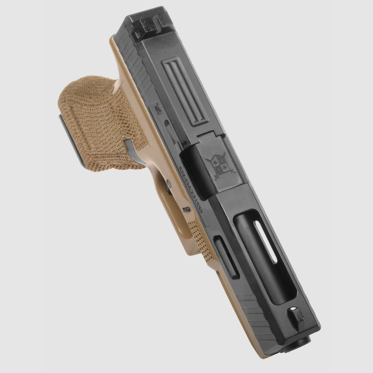 P02 GBB Airsoft Pistole in Tan | Delta Armory