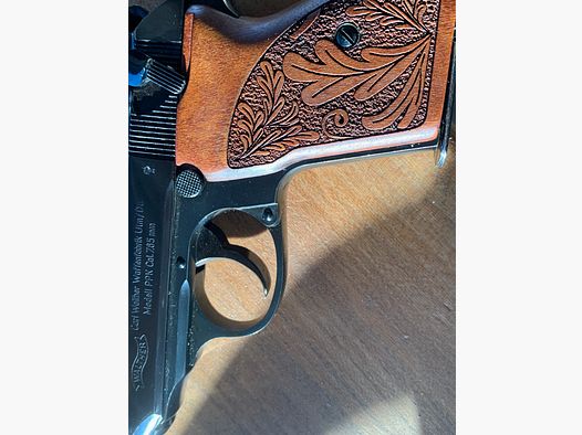 Walther PPK 7.65 con empuñadura de madera y motivos de caza