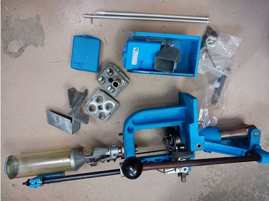 Dillon RL 550 pressa a più stazioni con vari accessori 550
