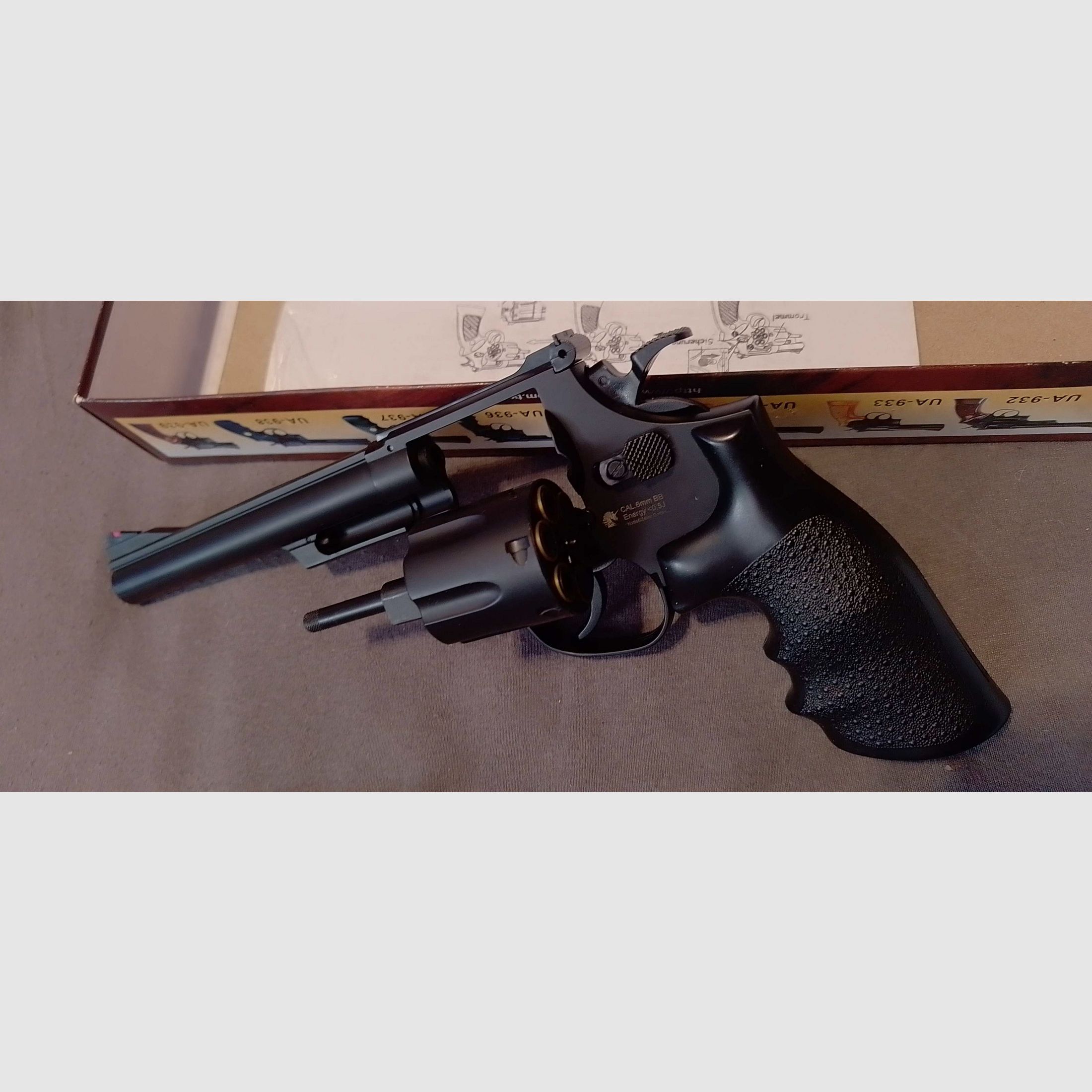 UHC M-19 6 inch revolver con extractor de casquillos, imagen 2 de 3