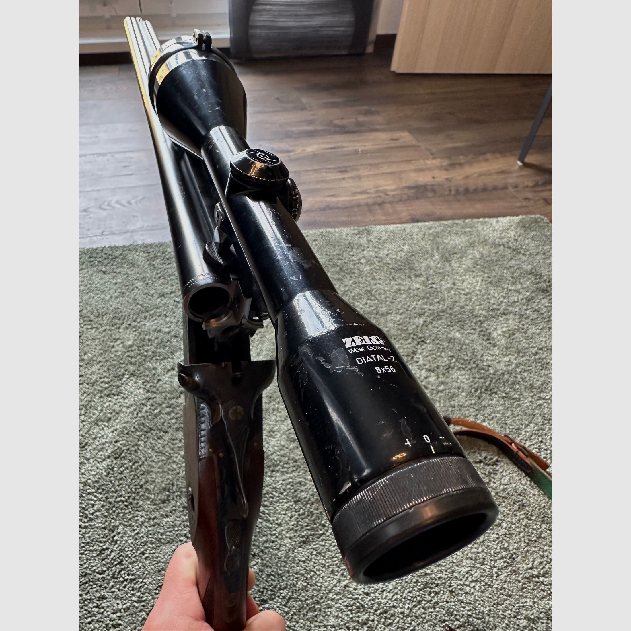 Suhler Jagdhütte Drilling – Kaliber 12/70 & 7x65R – neuwertig – mit Zeiss Diatal-Z 8x56  und dunkler Basküle