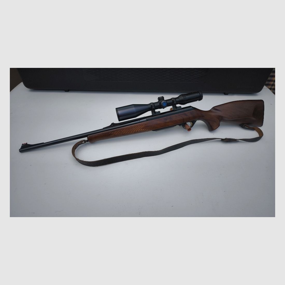 Carabine de chasse Browning Acera en calibre .30-06 Springfield avec montage Leupold et scope HAKKO Hunter red dot sight