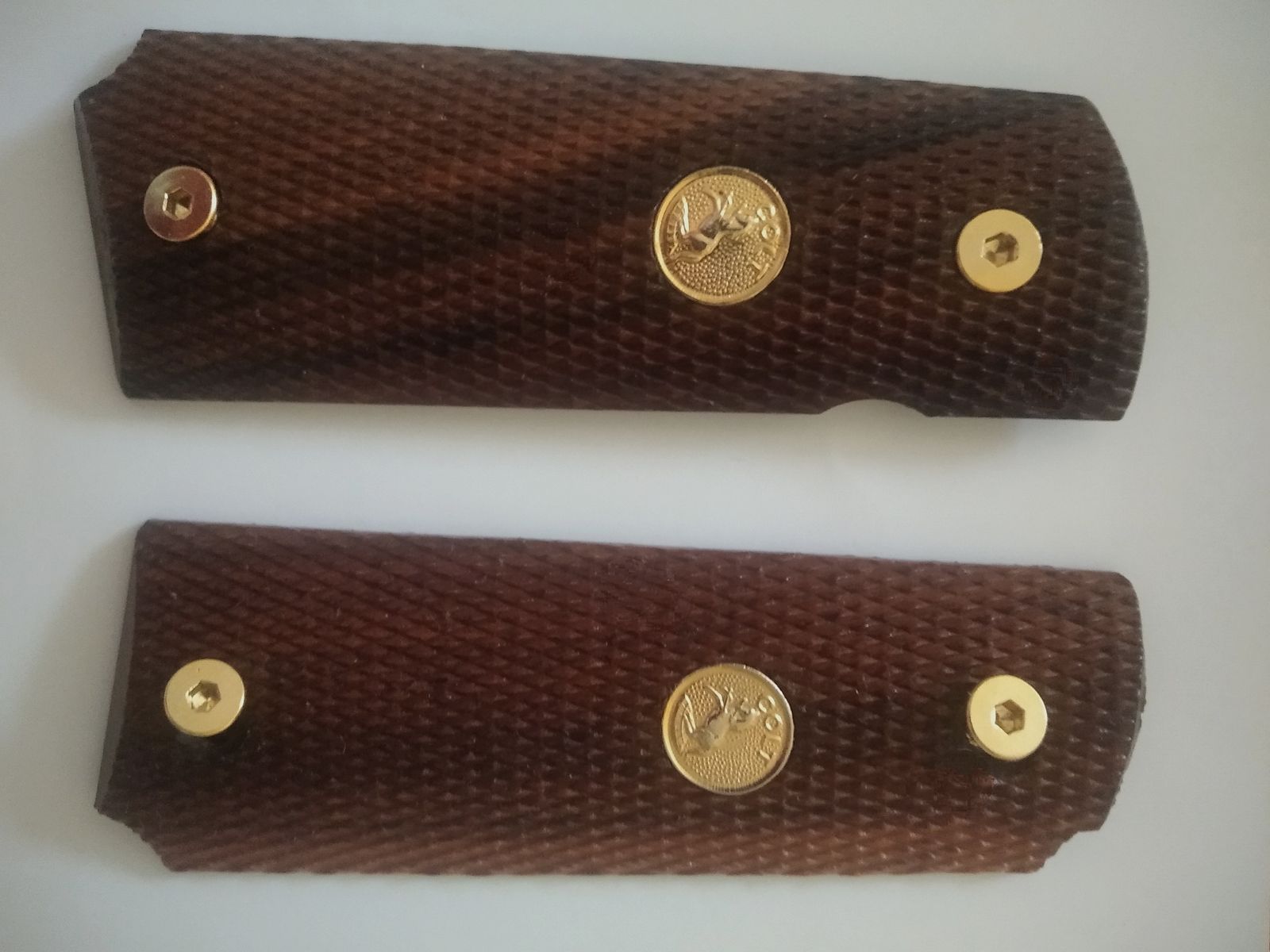 Empuñaduras Colt 1911 Government en madera con tornillos dorados, ¡con el símbolo de Colt en la empuñadura!