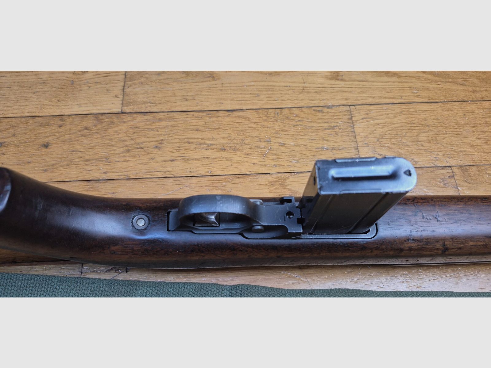 Gute USM1 Repetierbüchse umgebaut auf Semi-Auto – Kaliber .30 M1 original – Herstellung INLAND – Ohne Bajonettanschluss für einen Typ 2. Weltkrieg – Zweiter 10-Schuss-Magazin inklusive – Gewehrriemen – Sehr guter mechanischer und ästhetischer Zustand – Eine der unterhaltsamsten Büchsen am Stand! – TBE, Bild 10 von 30
