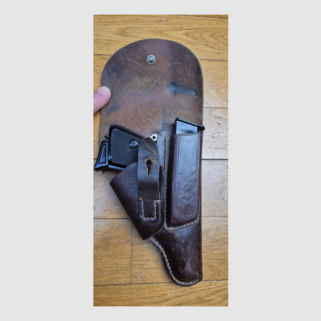 Sehr schöne und seltene Walther PPK von Manurhin unter exklusiver Lizenz von Walther – Kaliber 22LR (sehr selten) – Wunderschöne Brünierung – Wahrscheinlich Polizeitrainingswaffe – 2 Magazine mit 10 Schuss, davon eines mit Fingerverlängerung – Entspannungs-Sicherung – Spiegel-Lauf – Etui mit Aufdruck der bayerischen Polizei – Riemenring – Zustand nahezu neu! TBE+++, Bild 30 von 30