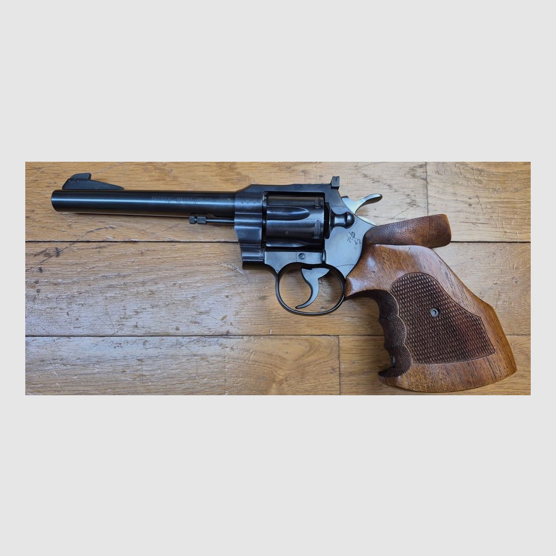 Mythos Revolver Colt Officer Model Match – Kal. 38Sp – Schwerer Lauf 6 Zoll – Waffe aus Hartford um 1960 – Ästhetik und Mechanik auf höchstem Niveau – Seltene Stück für das Schießen und Training in sehr hoher Qualität – Ausgezeichneter Zustand, fast wie neu – TBE +++, Bild 2 von 25