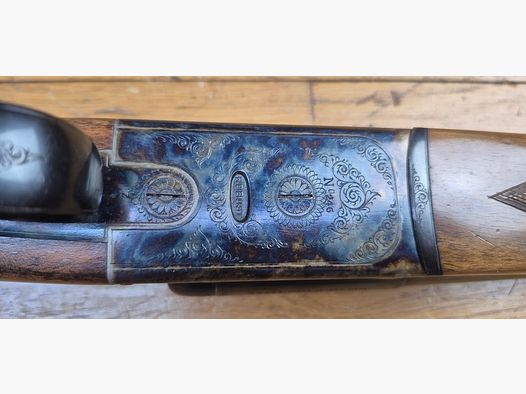 Superbe fusil Robust modèle N°246 – Manufrance Saint-Étienne – Cal. 16/70 – Arme vers 1952/1954 (!) – Jaspage et gravures à 100% – Canon miroir, quasi jamais tiré – Pochette d&rsquo;origine complète (garantie, manuel, certificat d&rsquo;épreuve) – État proche du neuf absolu pour ces 72 ans ! – Pièce quasi muséale – TBE+++