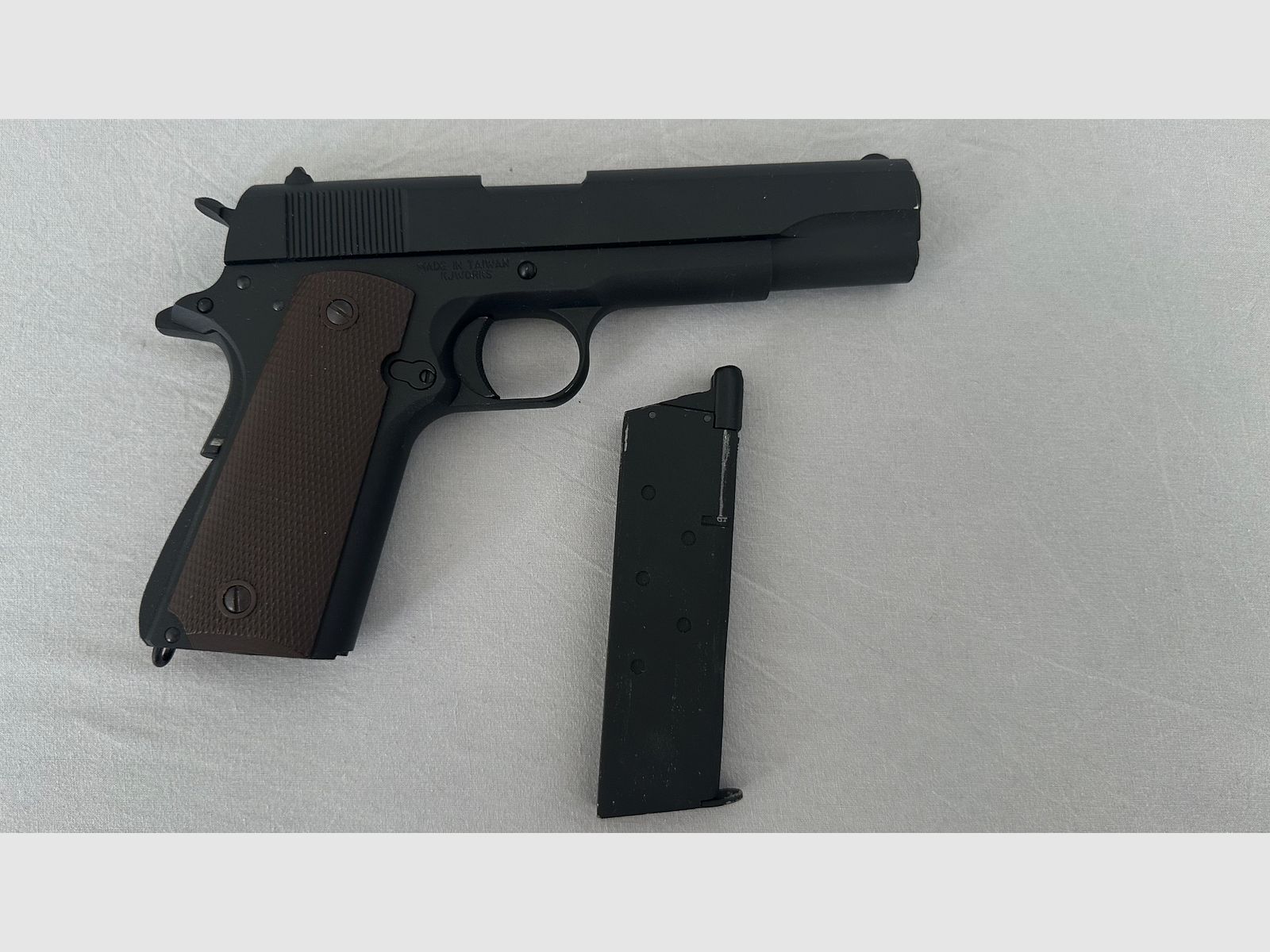 Unico KJWorks Colt 1911 Airsoft 6mm BB in metallo pieno, realizzato in scala conforme all'originale. Spedizione inclusa!