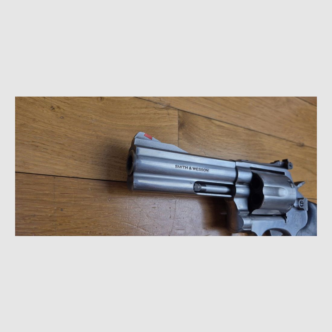 Ottimo revolver Smith & Wesson – Modello 686-4 – Calibro 357Magnum / 38 Special – Sei colpi – 2 set di impugnature – Meccanica molto buona – canna da 5 pollici a specchio con belle righe – Arma usata in BE+, immagine 19 di 19