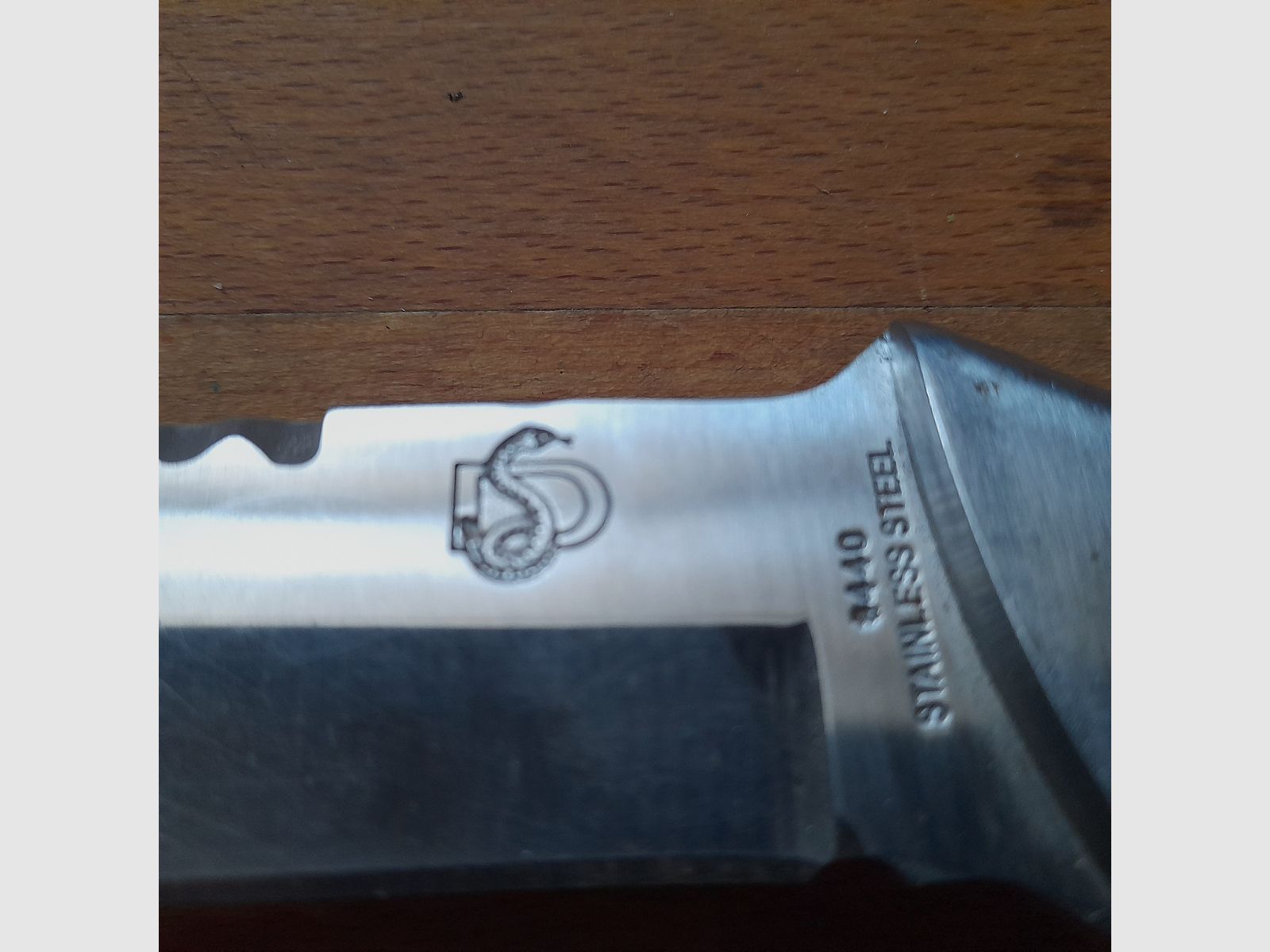 Jagdmesser Stainless Steel 440 Nr.  37296 in schwarzer Lederscheide mit Schleifstein