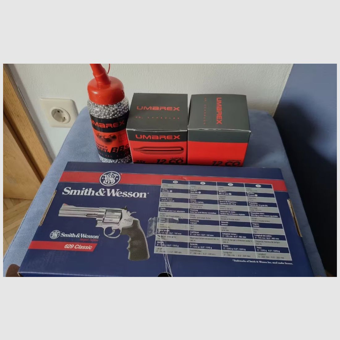 CO2 pistol Smith & Wesson 4.5 mm caliber 12 g CO2 capsules ammunition steel BBs pellets