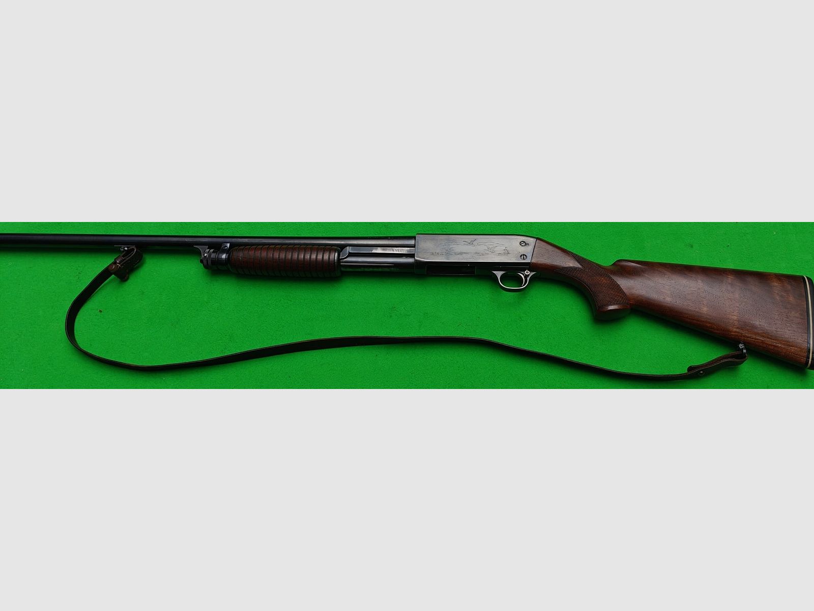 Ithaca 37 Vorderschaftrepetierflinte 12/70