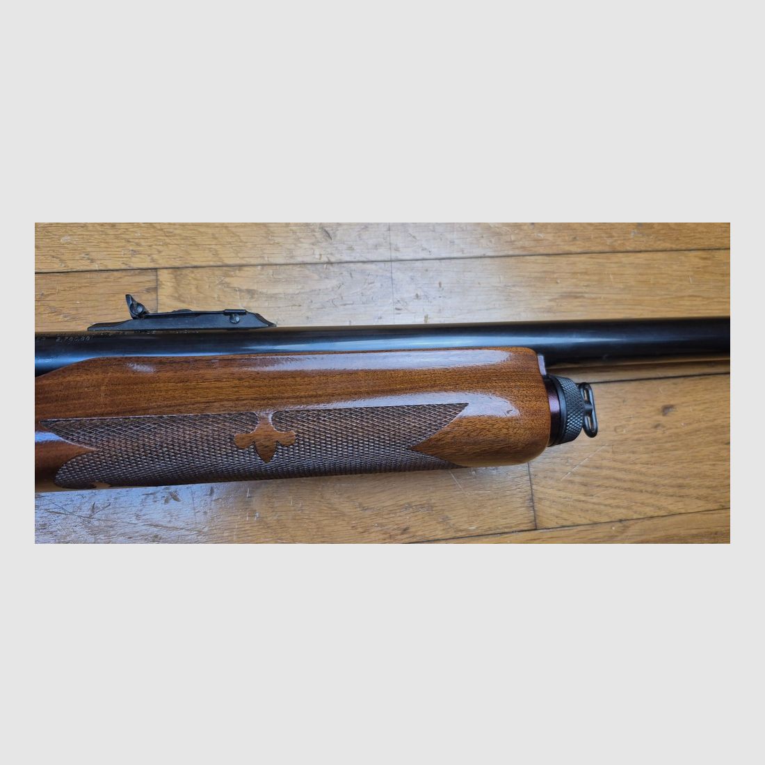 Sehr schönes Remington Pumpgewehr – Mod 870 Wingmaster – Glatter Lauf von 51 cm – Kaliber 12/70 – Kapazität 4+1 (!) erweiterbar – „Luxus“-Fertigungen – Zuverlässige, einfache und legendäre Waffe – Ausgezeichneter Zustand – TBE+/TBE++, Bild 11 von 45