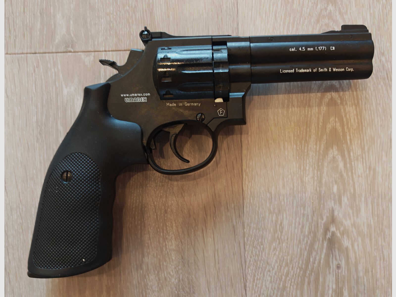 Smith & Wesson 586 revolver Co2. Longueur de canon de 6 pouces + 3,5 pouces, silencieux, 4,5 mm, mallette.