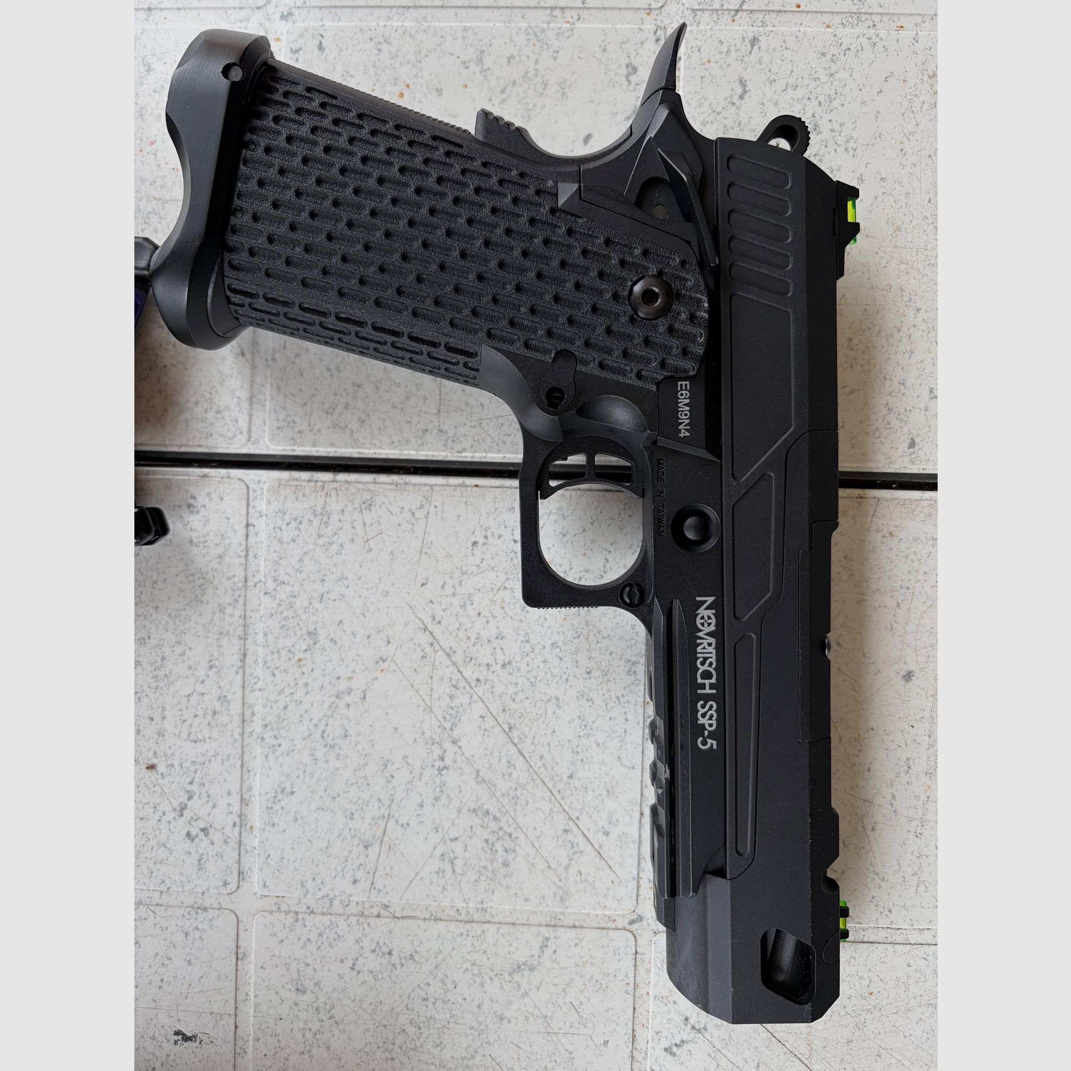 Novritsch Airsoft GBB Novritsch SSP5 5.1 3 Monate alt 2 Magazine und Red Dot Adapter , Bild 4 von 6