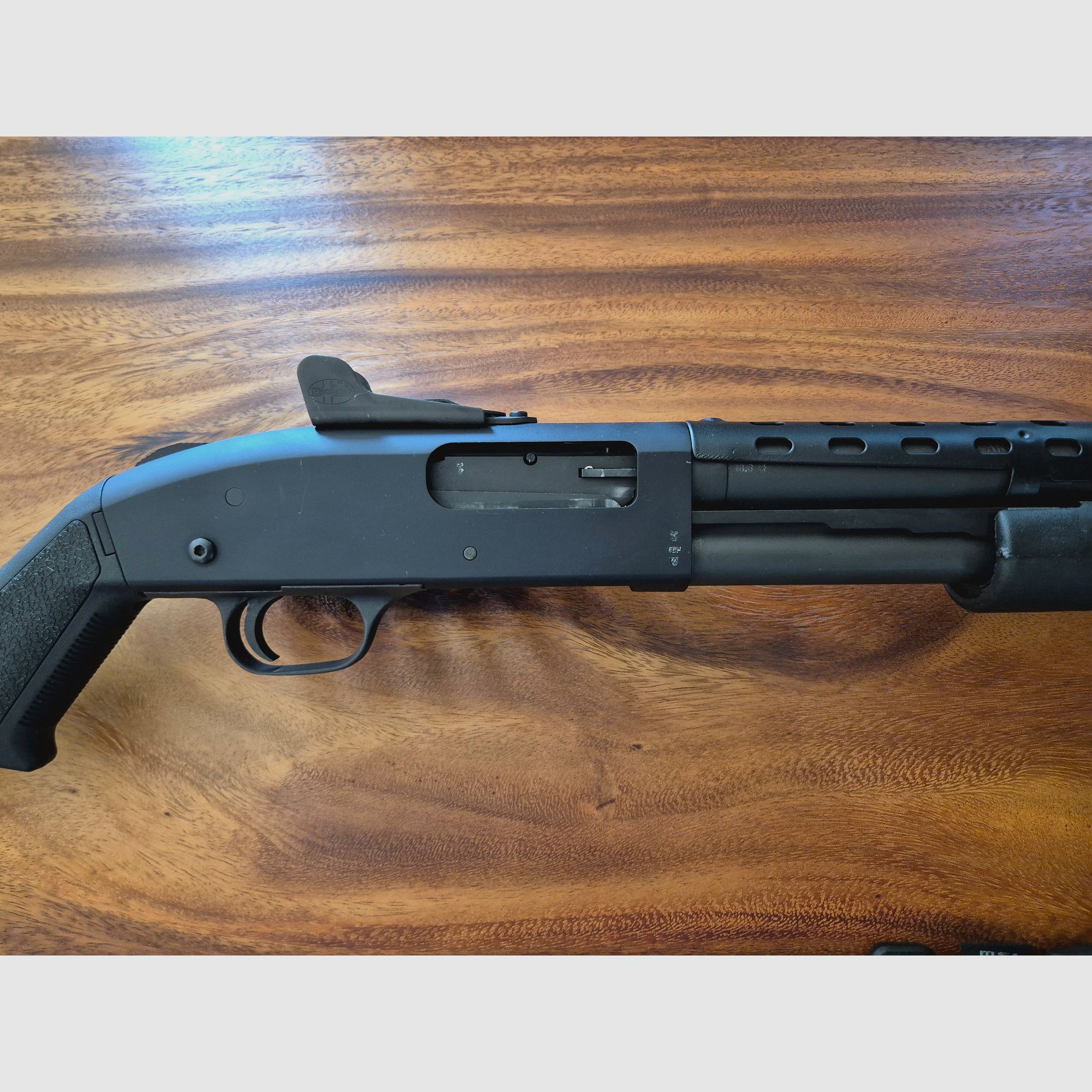 Mossberg M590A1 Ghost Ring Tactical 12/76 Mag. inkl. Magpul Schaft/Sling, Patronenhalter und Laufhitzeschild – Neu und unbenutzt