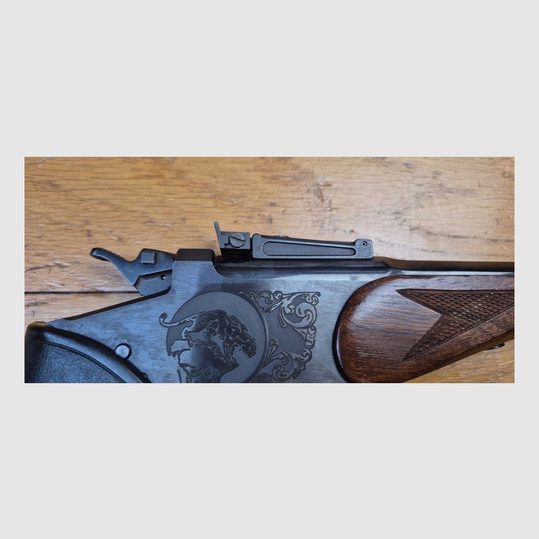 Très ludique Pistolet Thompson Center – Modèle Contender – Canon 10 pouces – Calibre 30-30 ou 30WCF – Arme de Rochester de début 1979 – Très beau bois – Très adaptée poignée Pachmayr – Superbe canon octogonal – Excellente Mécanique et détente – Belle arme d&rsquo;entrainement et de précision – TBE/TBE+, image 28 sur 30