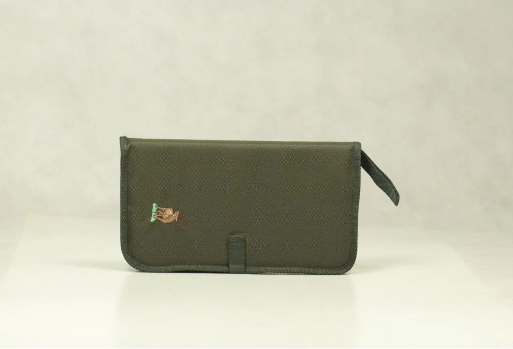 Olivgrünes Jagdsitzkissen Bistana mit Jagdmotiv 30 x 34 cm