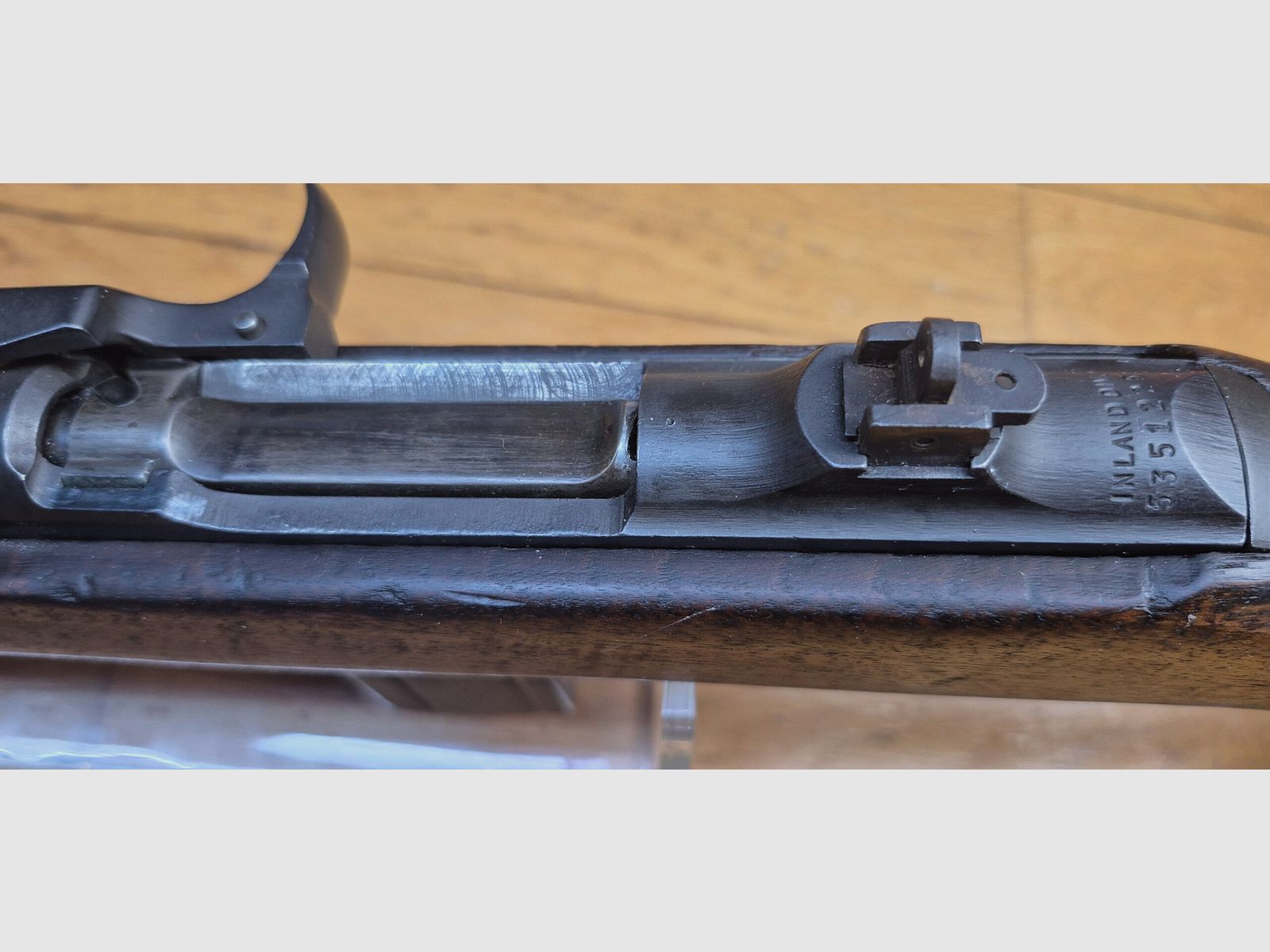 Buona carabina USM1 convertita in semi-automatica – Calibro .30 M1 originale – Fabbricazione INLAND – Senza attacco per baionetta per un tipo della Seconda Guerra Mondiale – Secondo caricatore da 10 colpi incluso – Cinghia – Ottime condizioni meccaniche ed estetiche – Una delle carabine più divertenti al poligono! – TBE, immagine 16 di 30
