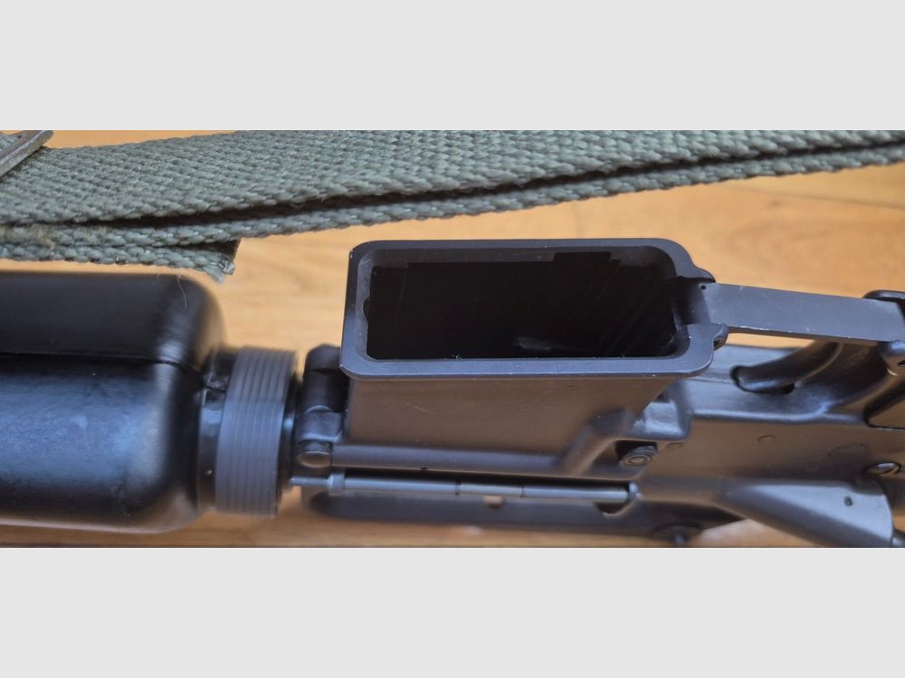 Splendide et Rare carabine M16 A1 – Arme réglementaire « US Governement Property » – Fabrication Colt de 1973 ! – Époque guerre du Vietnam – Calibre 5.56 Otan – Arme mythique du XX° siècle – Canon et mécanique parfaits – Excellent état esthétique – TBE++ – – Catégorie A2 – Export EXCLUSIVEMENT, image 18 sur 44