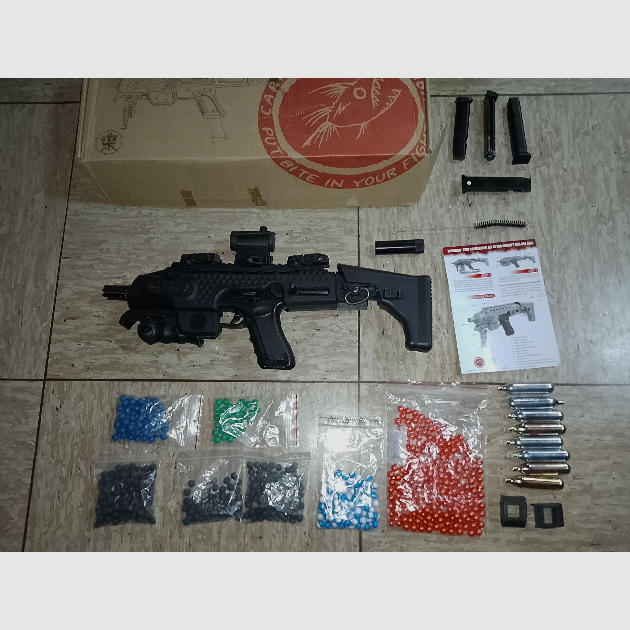 RAM Cal .43 Combat (Glock) + 4 Magazine + Aps Caribe Action Conversion Kit T1-Socom Visier und Zubehör Co2 Fastballs + Paintballs