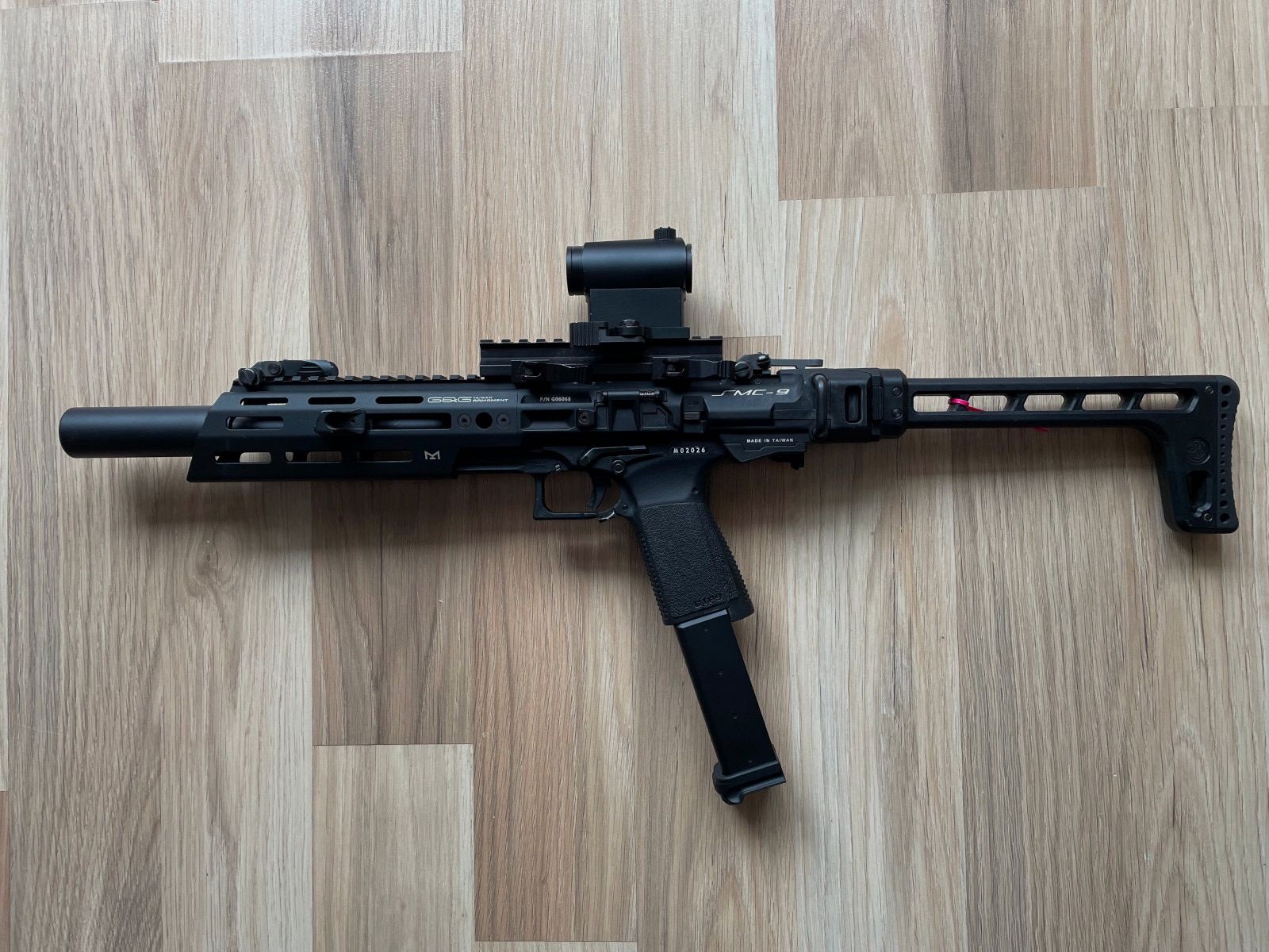 Airsoft G&G SMC9 with sight and a total of 6 magazines.