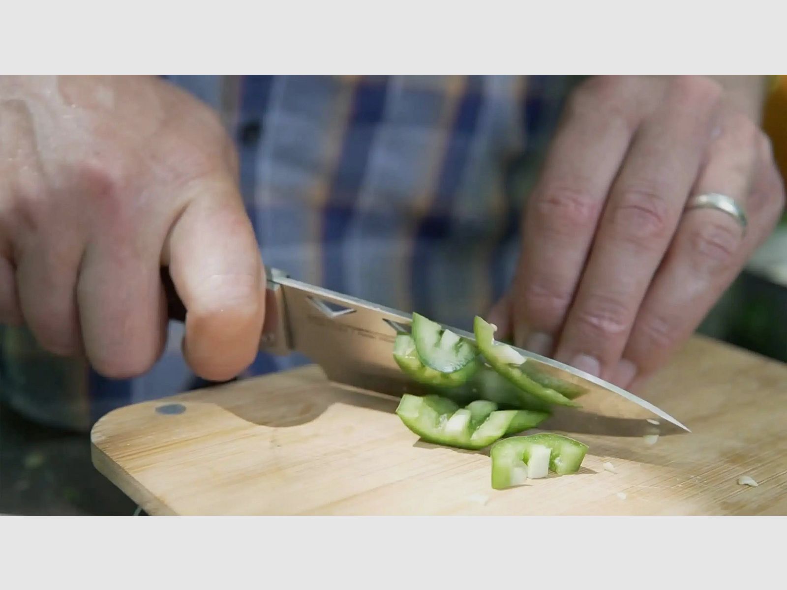 nCamp Premium Couteau de Cuisine (Lame 9cr18Mov/Poignée en Hêtre) avec Poche en Nylon