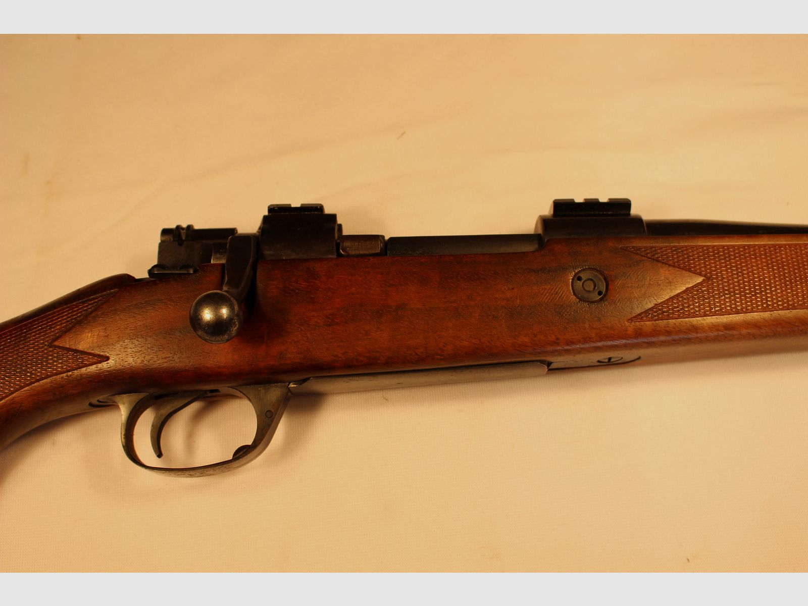 Bolt-action rifle in caliber 7x64.