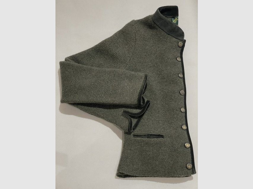 Damen Strickjacke aus Merinowolle mit Stehkragen aus Samt und mit Schößchen in Oliv, Bild 1 von 2