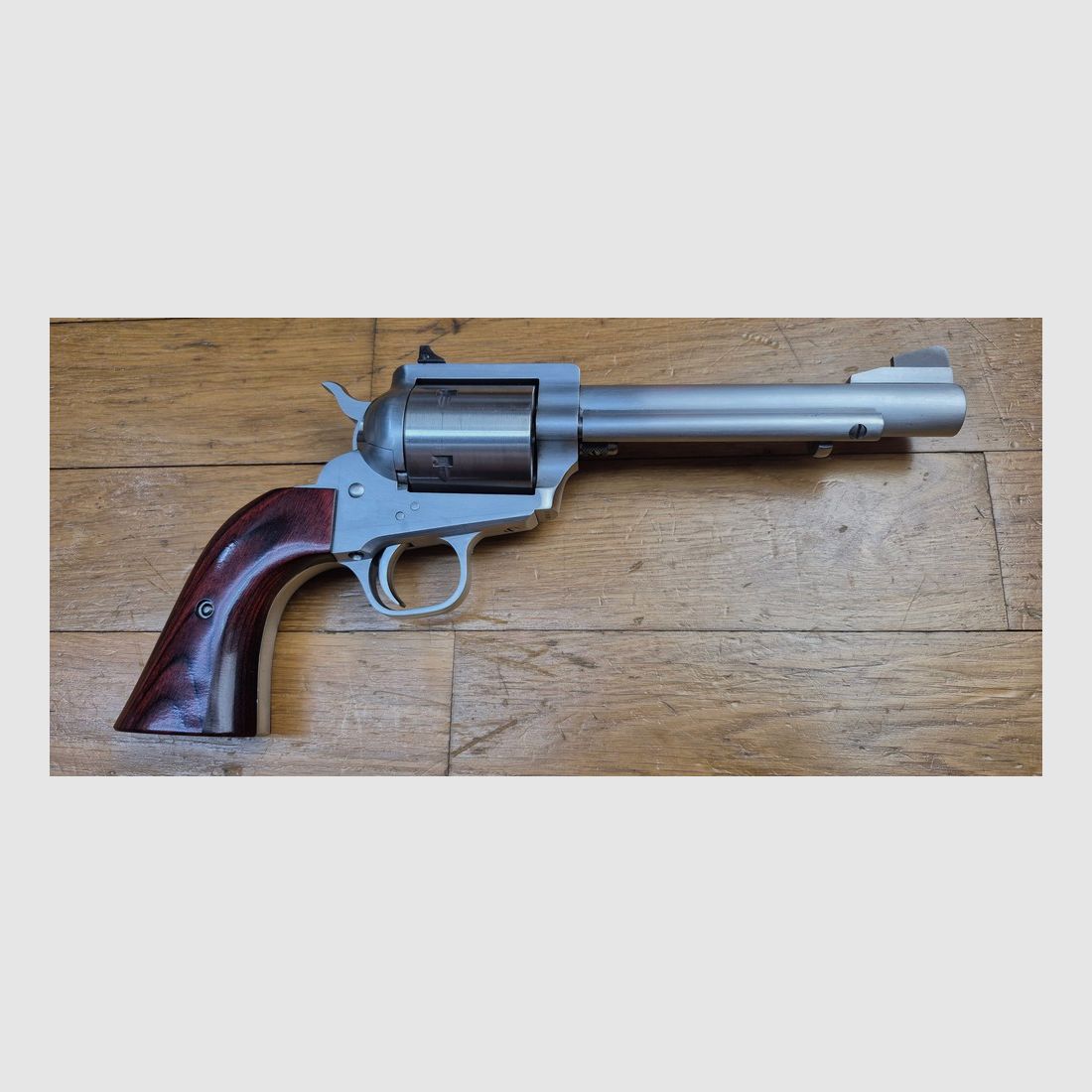 Extraordinaire Revolver Freedom Arms Mod 83 « 1st grade » – Redoutable Kal.454 Casull / 45 LC in 5 Schuss – Ohne Zweifel der beste Single Action Revolver – Keine Probleme beim Schießen auf 100 Meter und mehr mit außergewöhnlicher Präzision – Konstruktion von außergewöhnlicher Solidität und Passgenauigkeit – Uhrwerkmechanik – Gehäuse aus gebürstetem Stahl und Premium Nussbaum-Griffschalen – Sehr aktiv in den USA gesucht – Sehr selten in Frankreich und ein Sammlerstück, das nicht an Wert verliert – Zustand nahezu neu – TBE++/TBE+++, Bild 16 von 20