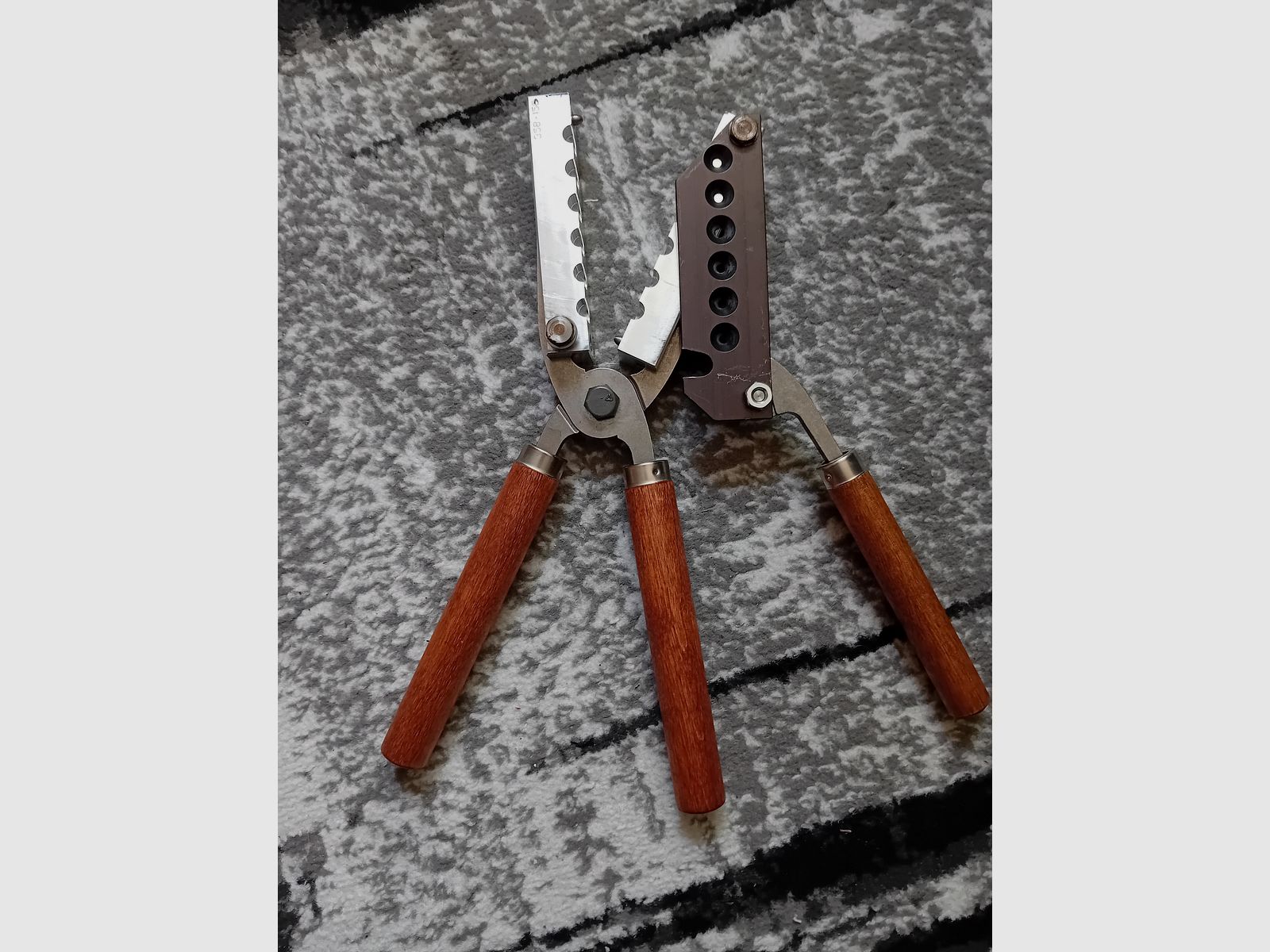 LEE – 6-fach Gieß-Kokille – .358 2R – 158 grains mit Holzgriff 