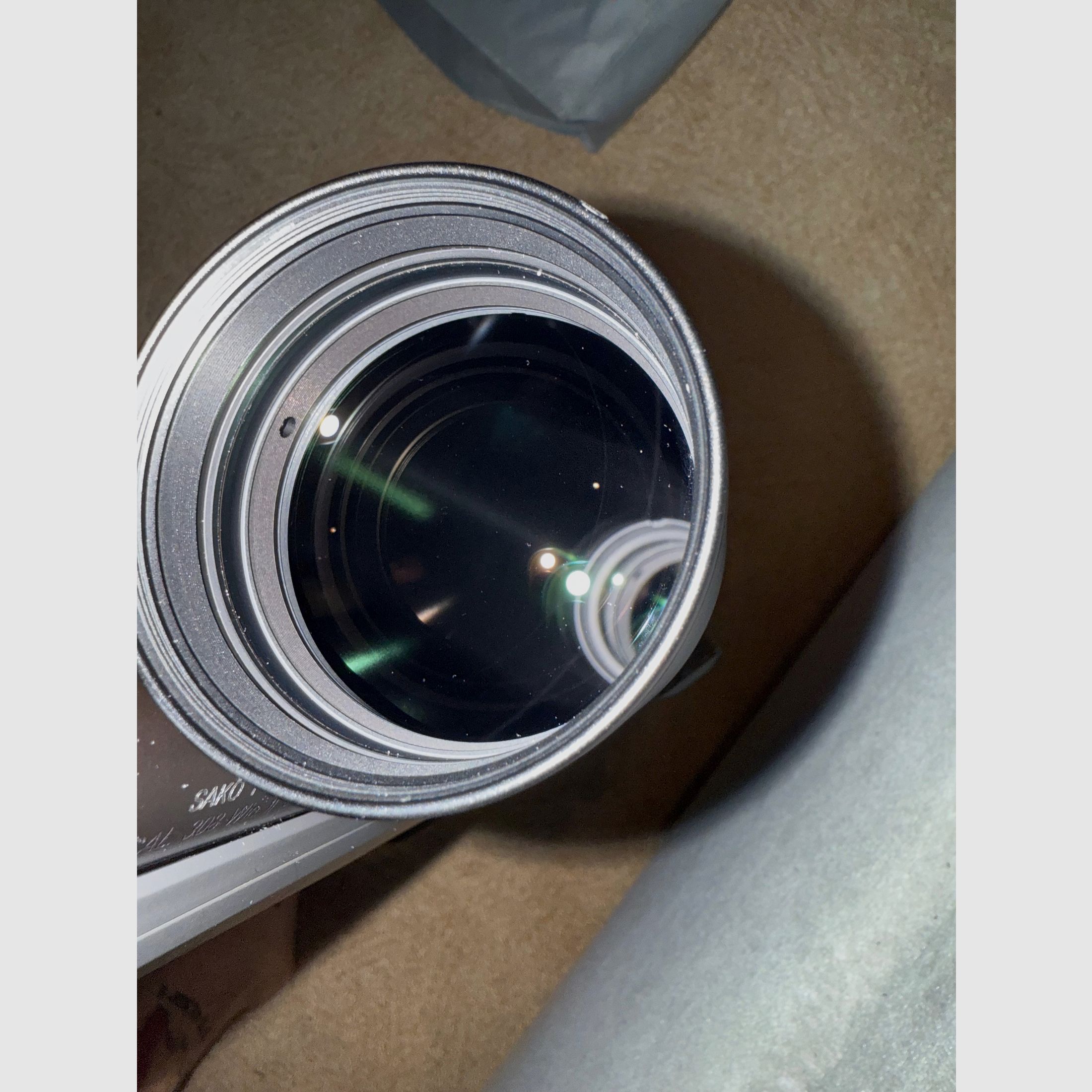 Kahles HELIA 2,4–12×56i mit Schiene.