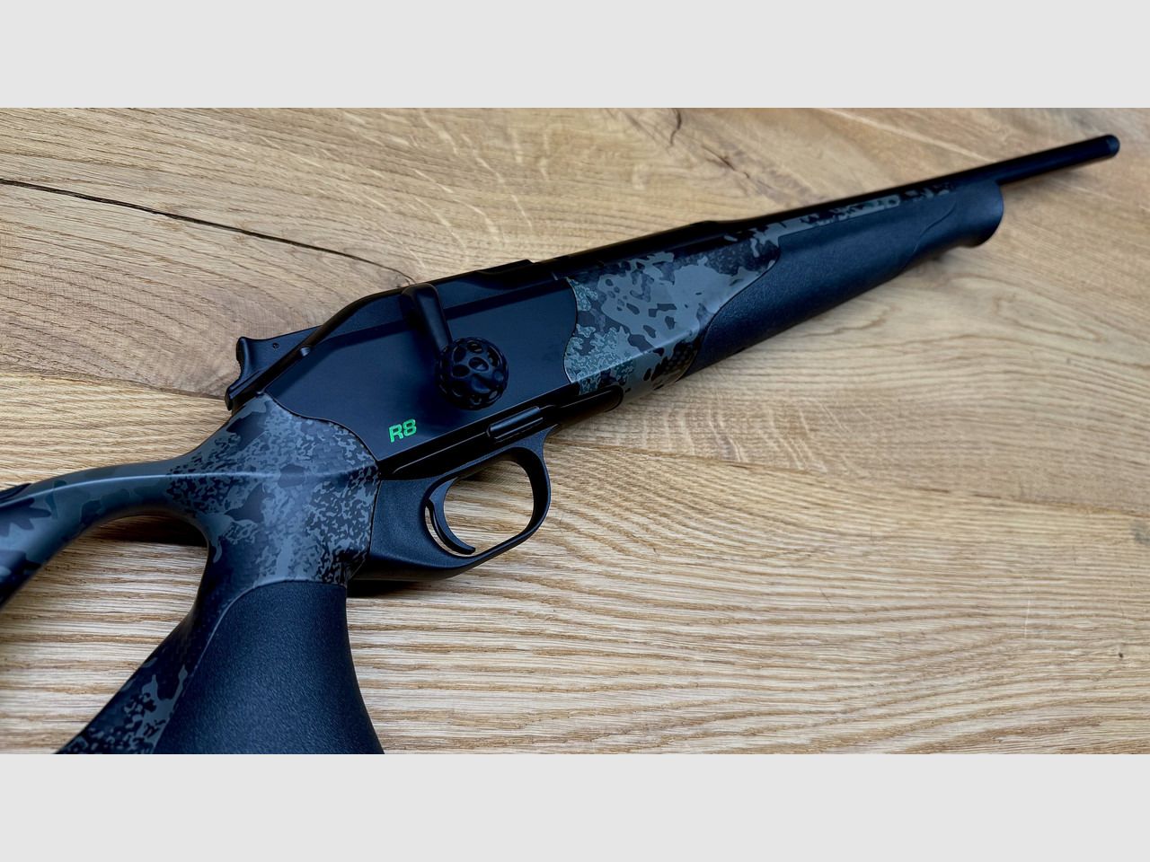 Blaser R8 Custom Carbon Huntec-Camo / Elastomereinlagen / gekürzter Lauf / Mündungsgewinde / Logo giftgrün // TRAUMWAFFE 