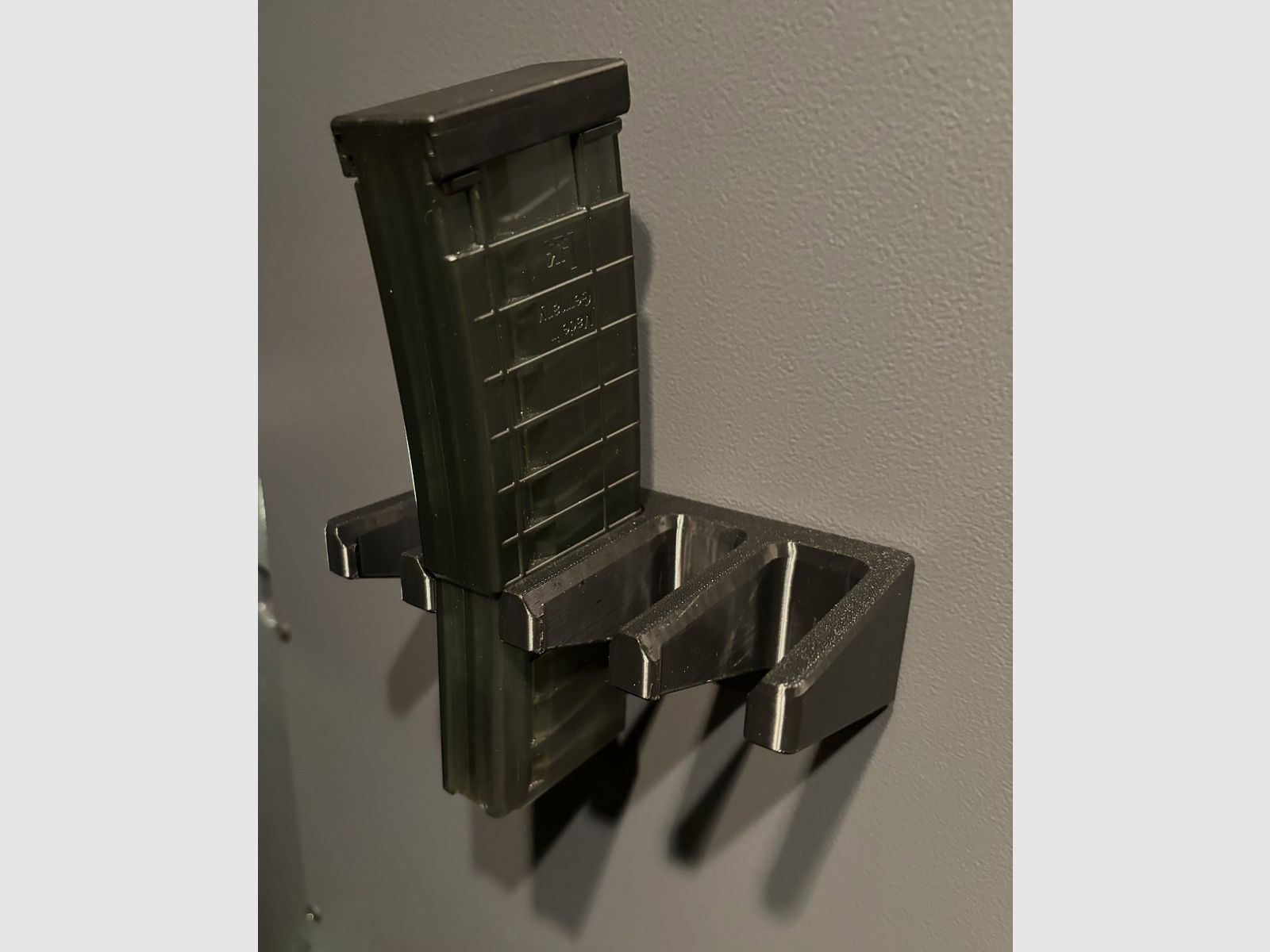 magnetic AR-15 magazine holder