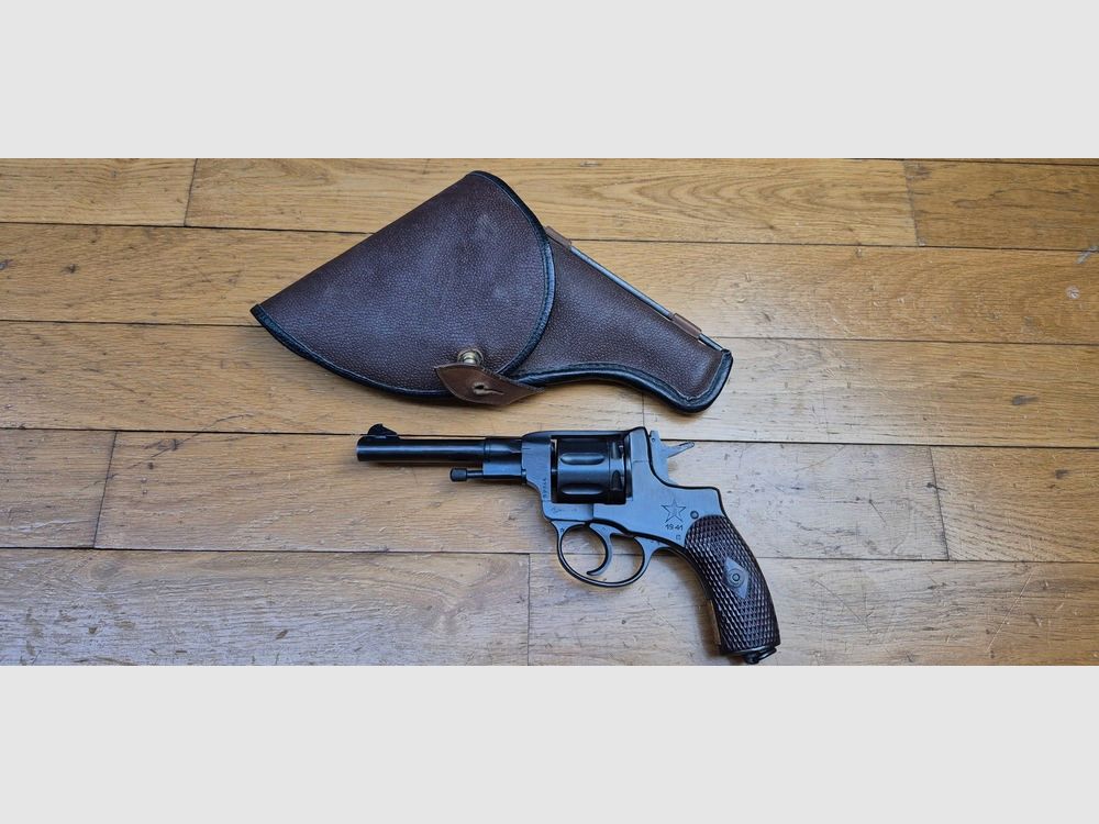 Schöner russischer Revolver Modell 1895, genannt Nagant – Tula Arsenal – Einzellaufwaffe von 1941 – Kaliber 7,62 Nagant – Sehr schöne Mechanik – Schöne Brünierung – Guter Lauf – Sowjetisches Etui im Modell mit Putzstock – Waffe in BE+/TBE, Bild 2 von 31