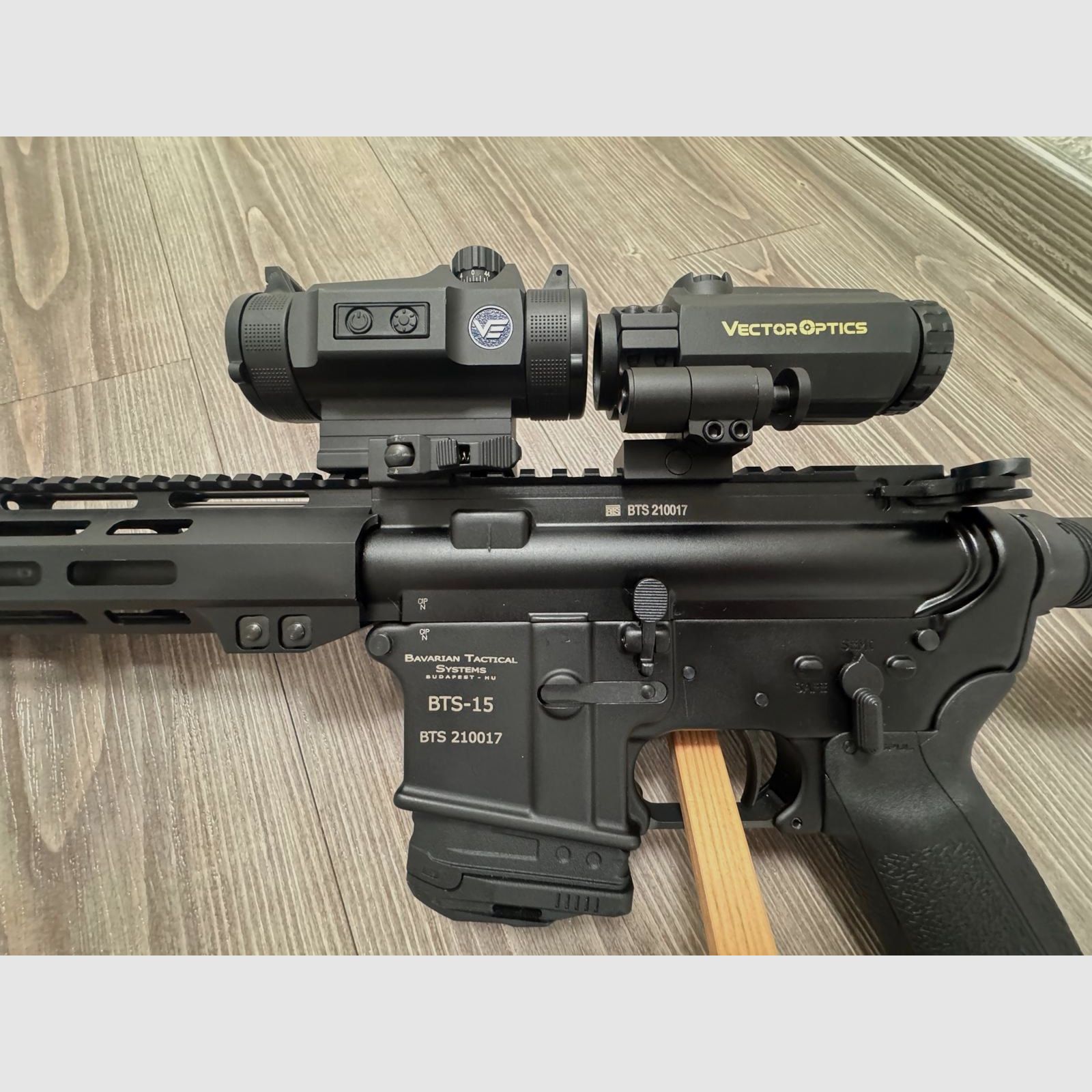 BTS AR15 calibro 300 BLK Blackout con grilletto Match e ottica Vector