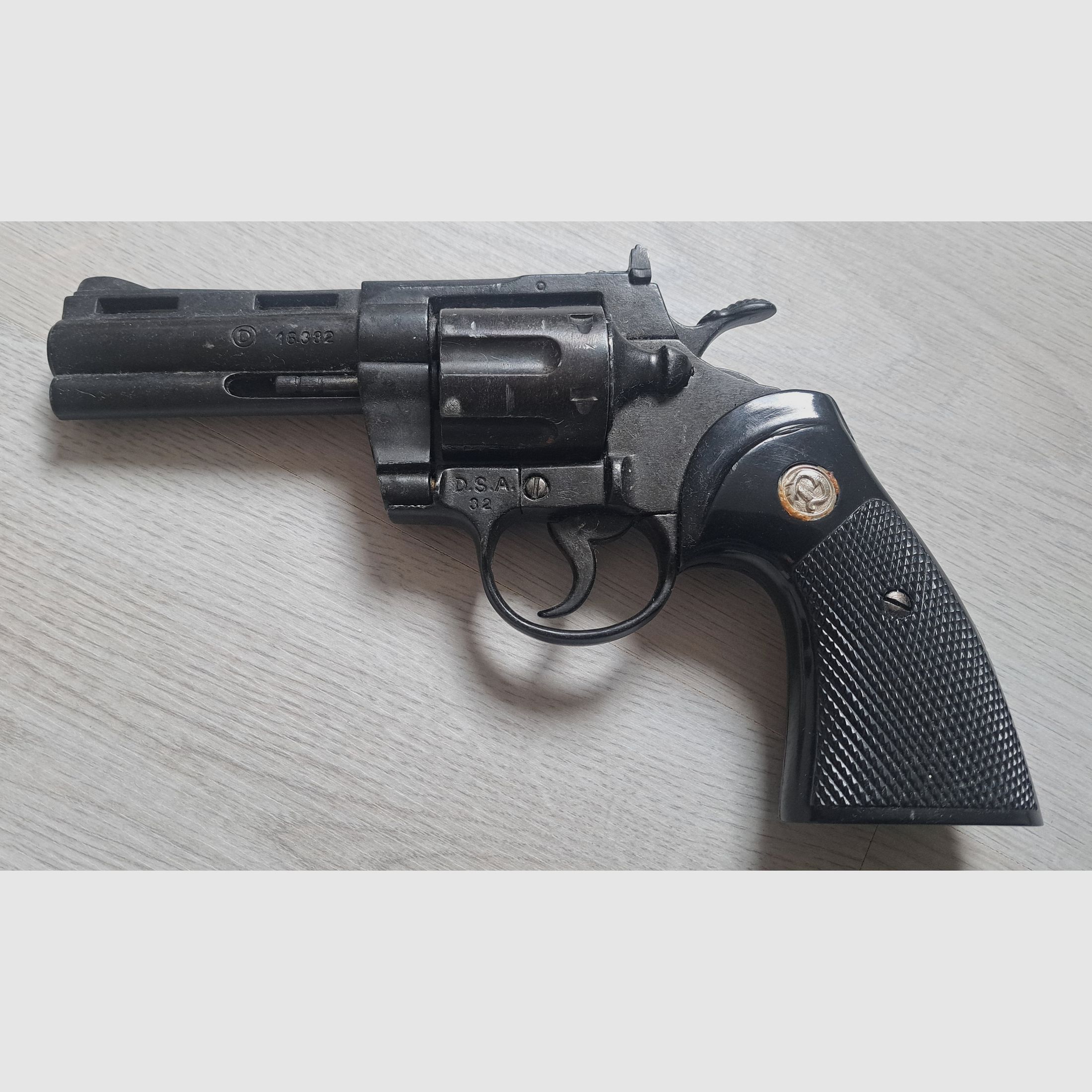 Deko Revolver Colt Python 4 .357 Magnum (Defekte Trommelhalterung)