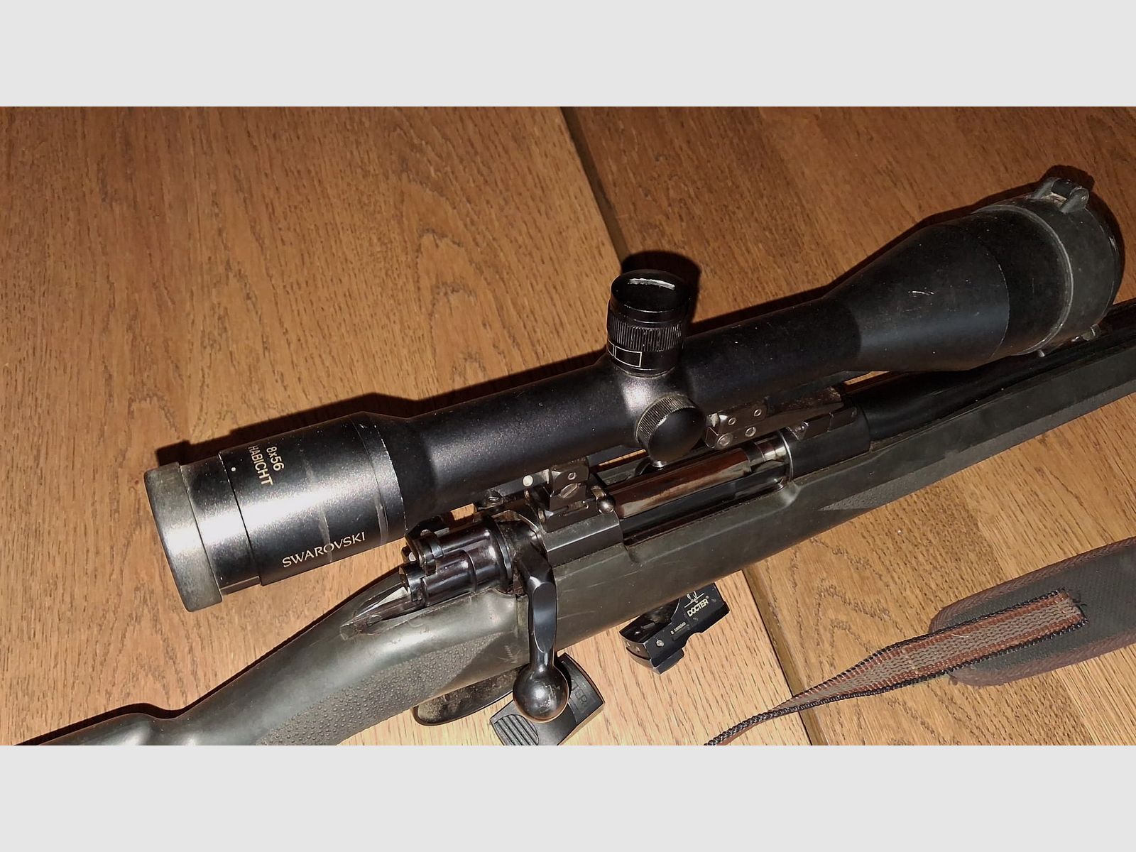 Mauser 98 „Forest“ in calibro 9,3x62 – pacchetto completo (Swarovski 8x56 + Docter Sight)