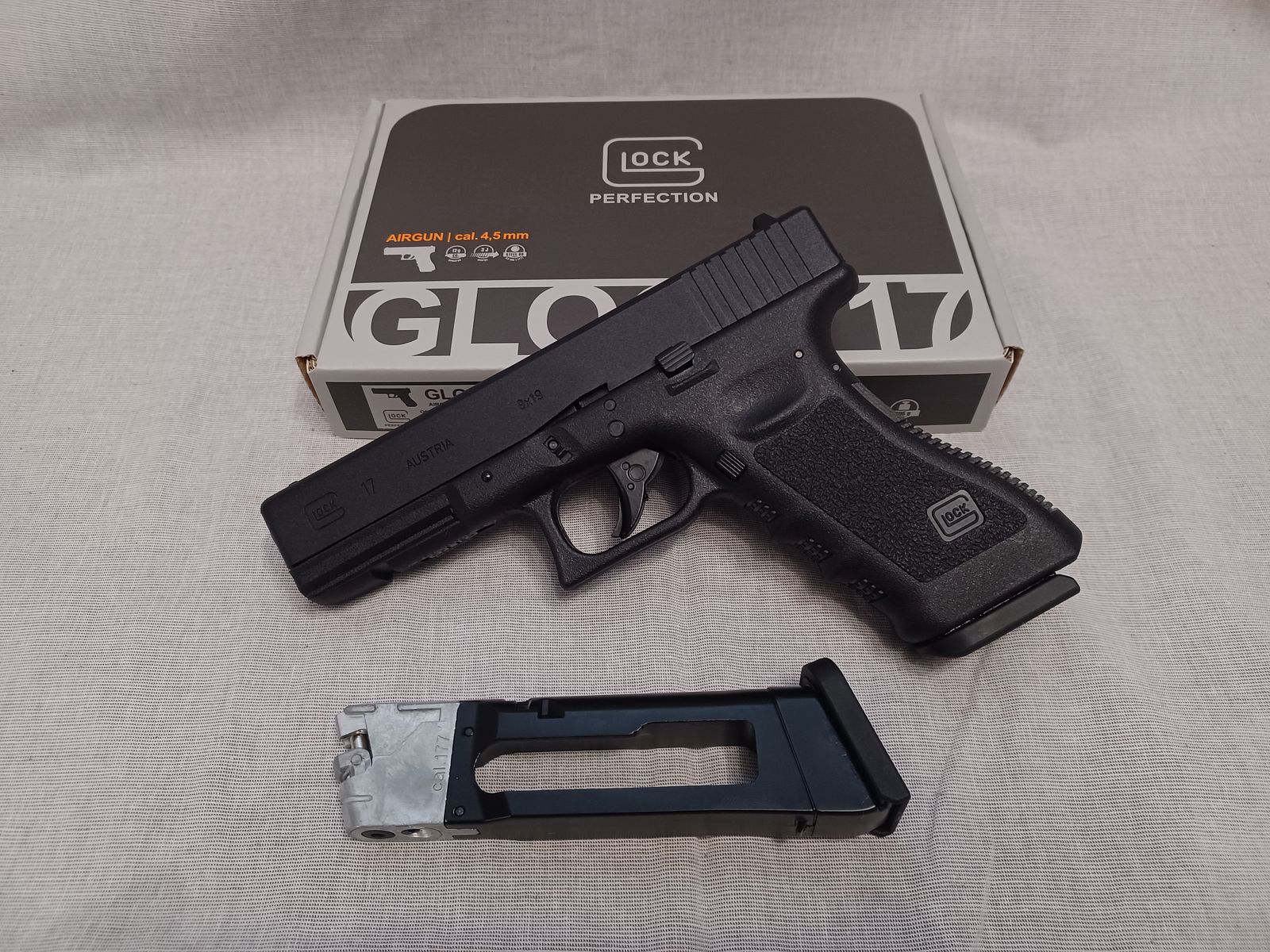 Glock 17 Gen3 / 4,5 mm BB / BlowBack / CO2 / Pistole / OVP (6)
