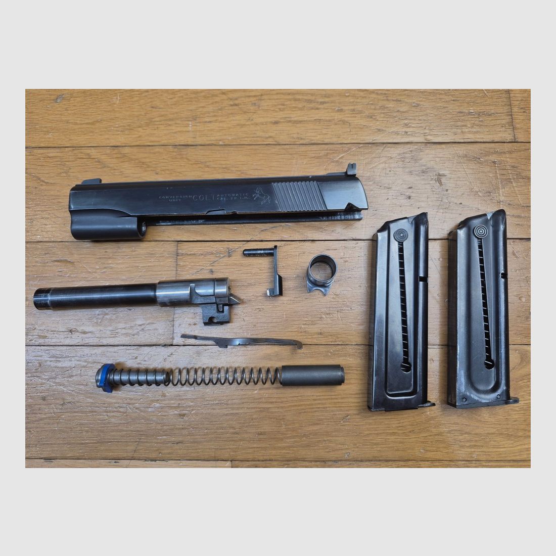 Zeer mooie conversie van Colt voor Colt 1911 – Kaliber 22LR – Alle originele Colt-onderdelen aangepast aan het kaliber, inclusief bushing en veren – Kwaliteit van staal – 2 magazijnen – Zeldzaam en TBE++!, afbeelding 5 van 7