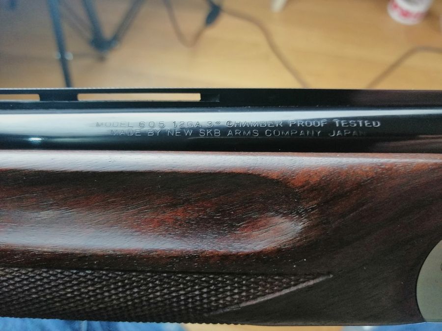 Fusil superposé SKB 605SC- calibre 12/76 – Qualité Made in Japan – Gravures – 5 chokes et clé – NEUF, image 9 sur 22