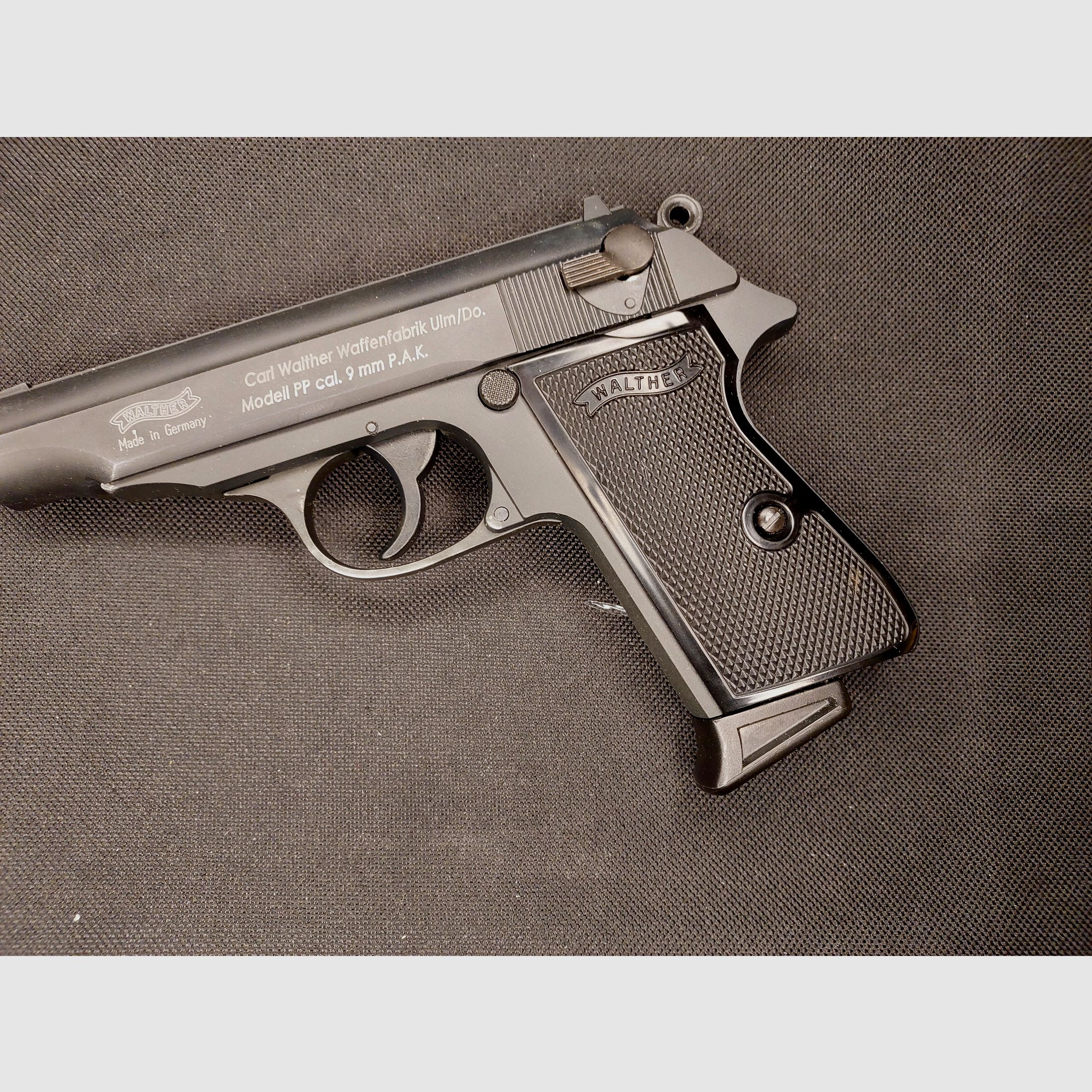 Pistola de señal Walther PP Cal. 9mm P.A.K. negra niquelada (PTB 923) con maletín