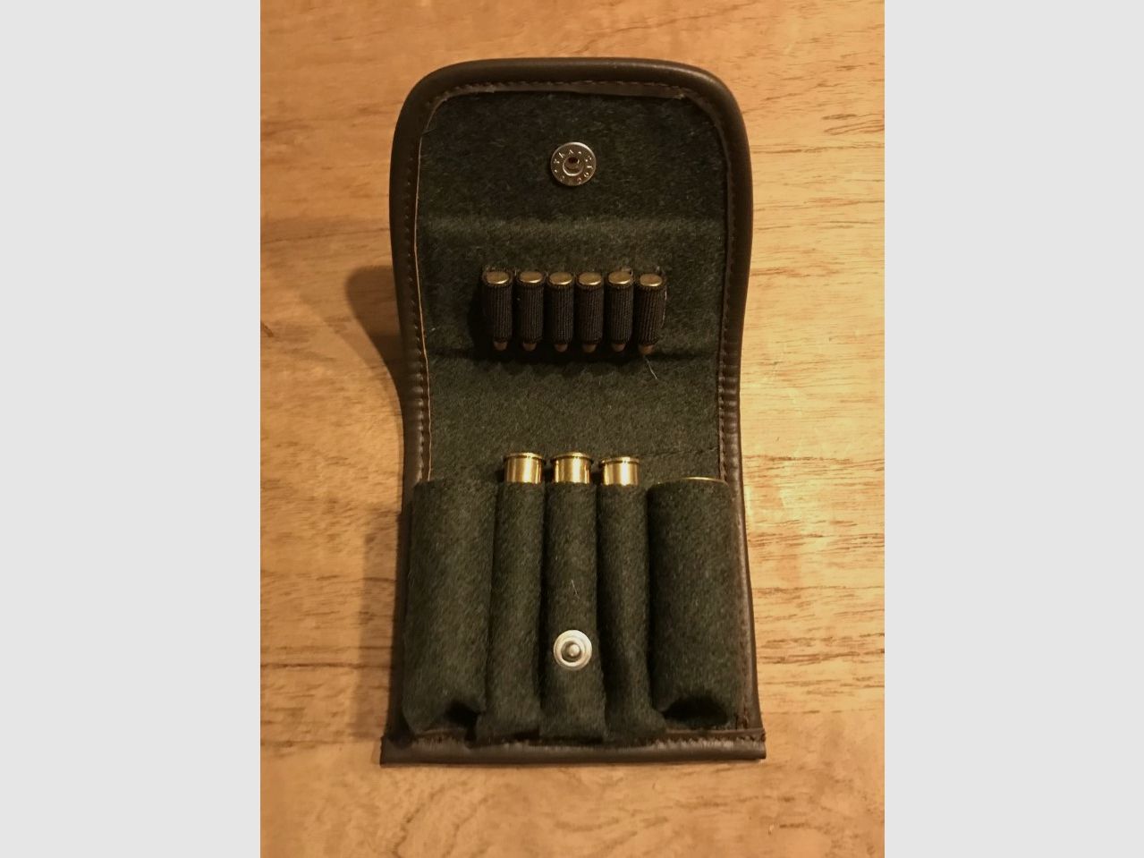 Leder-Büchsenpatronenetui, 2 Flintenpatronen, 3 Büchsenpatronen, 6 Magnum / .22, Bild 4 von 6