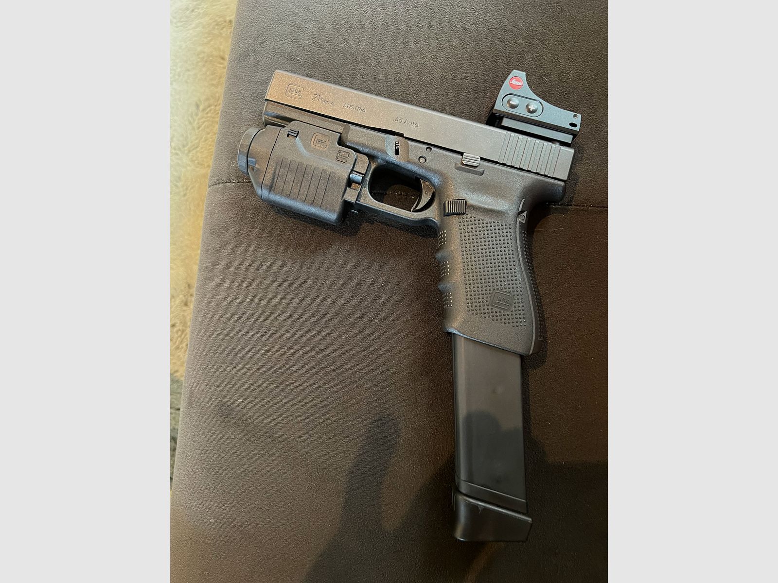 Glock 21 Gen 4 / Celownik Leica Red Point / Lampa Glock
