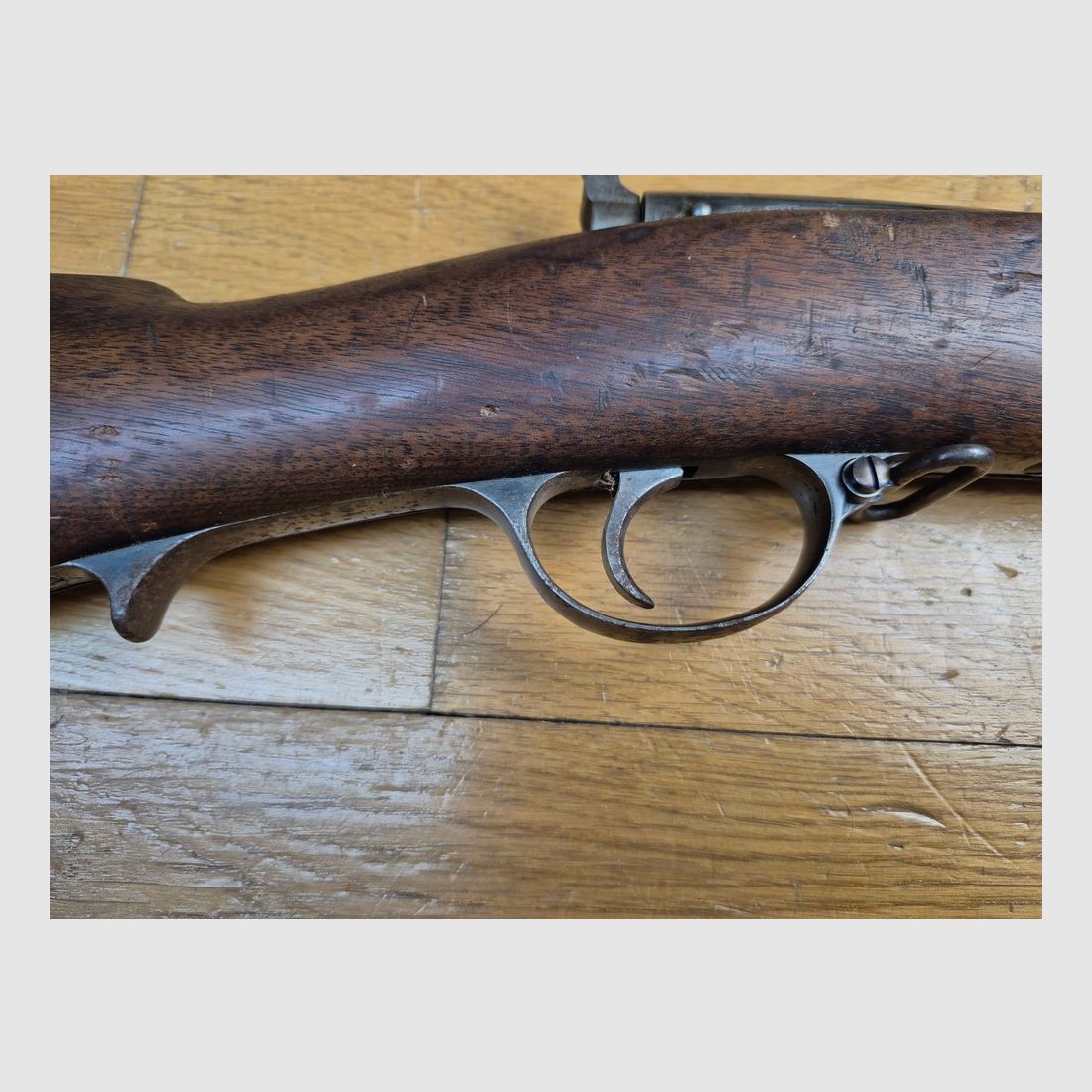 Unauffindbares russisches Regulierungsgewehr Berdan Nr. 1 Modell 1868 – Kal. 4,2 Linien – Sehr seltene Produktion Colt Hartford von 1869/70 – Nur 30.000 Waffen – Ausgangspunkt aller modernen russischen Waffen – Nussbaumholz TBE – Exzellente unberührte Mechanik – Schöne Brünierung und Marmorierung im Verschluss – Wunderschöner Lauf – Ausgezeichneter Allgemeinzustand – Eine der größten Raritäten der regulären Waffen des 19. Jahrhunderts – TBE++!, Bild 6 von 39
