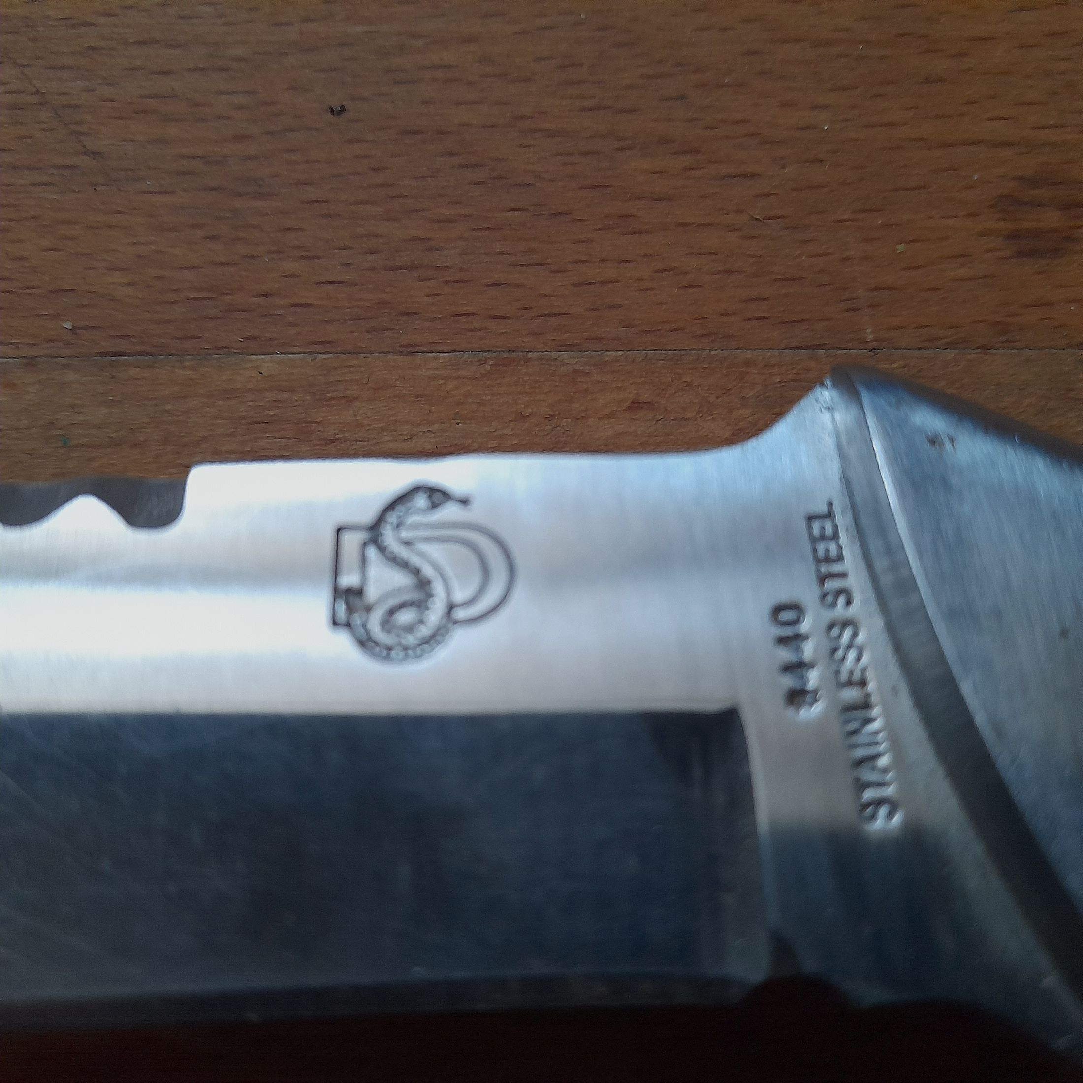 Jagdmesser Stainless Steel 440 Nr.  37296 in schwarzer Lederscheide mit Schleifstein