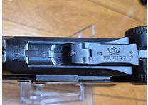 Très beau Luger d&rsquo;artillerie P08 – Canon 8 pouces (20cm !) – Rare arme de 1914 en fabrication de l&rsquo;Arsenal de Erfurt (25.000 exemplaires seulement!) – Entièrement mono-matricule (sauf le chargeur qui est d&rsquo;époque) – Cal. 9×19 – Hausse et guidon dérivables du premier type – État esthétique premium – Bon canon – Bronzage d&rsquo;époque à 95% – Très belle mécanique – TBE