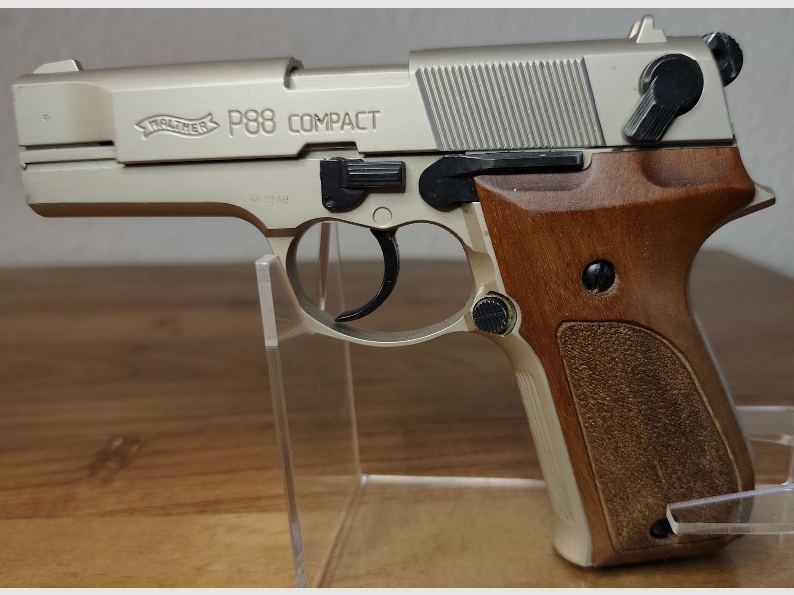 Walther P 88 Compact PTB 764 Nickel Kaliber 9mm Knall P.A.K Sehr guter Zustand